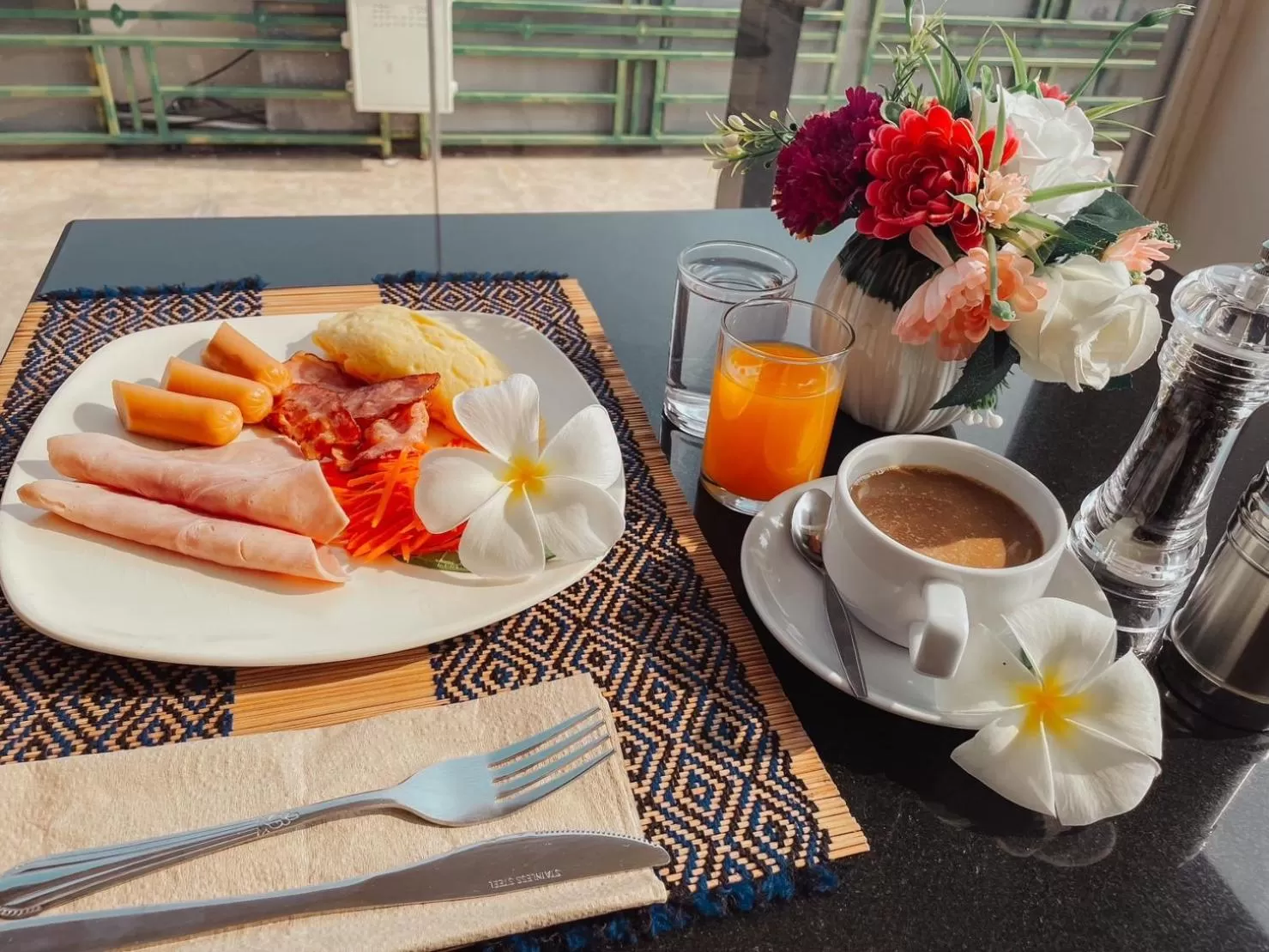 Continental breakfast in Hotel De Khuvieng