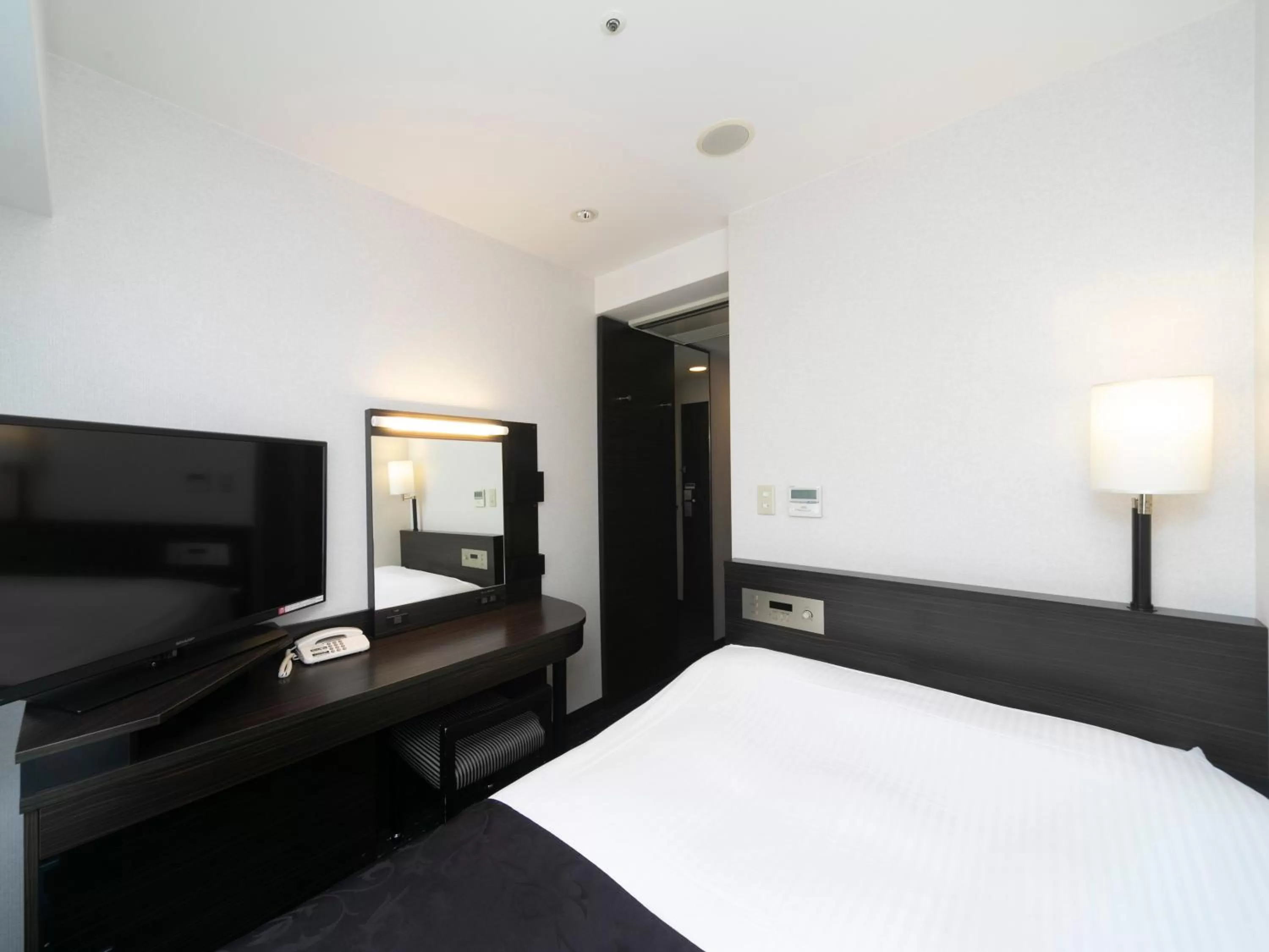 Double Room with Small Double Bed - Smoking in APA Hotel Yodoyabashi Ekimae