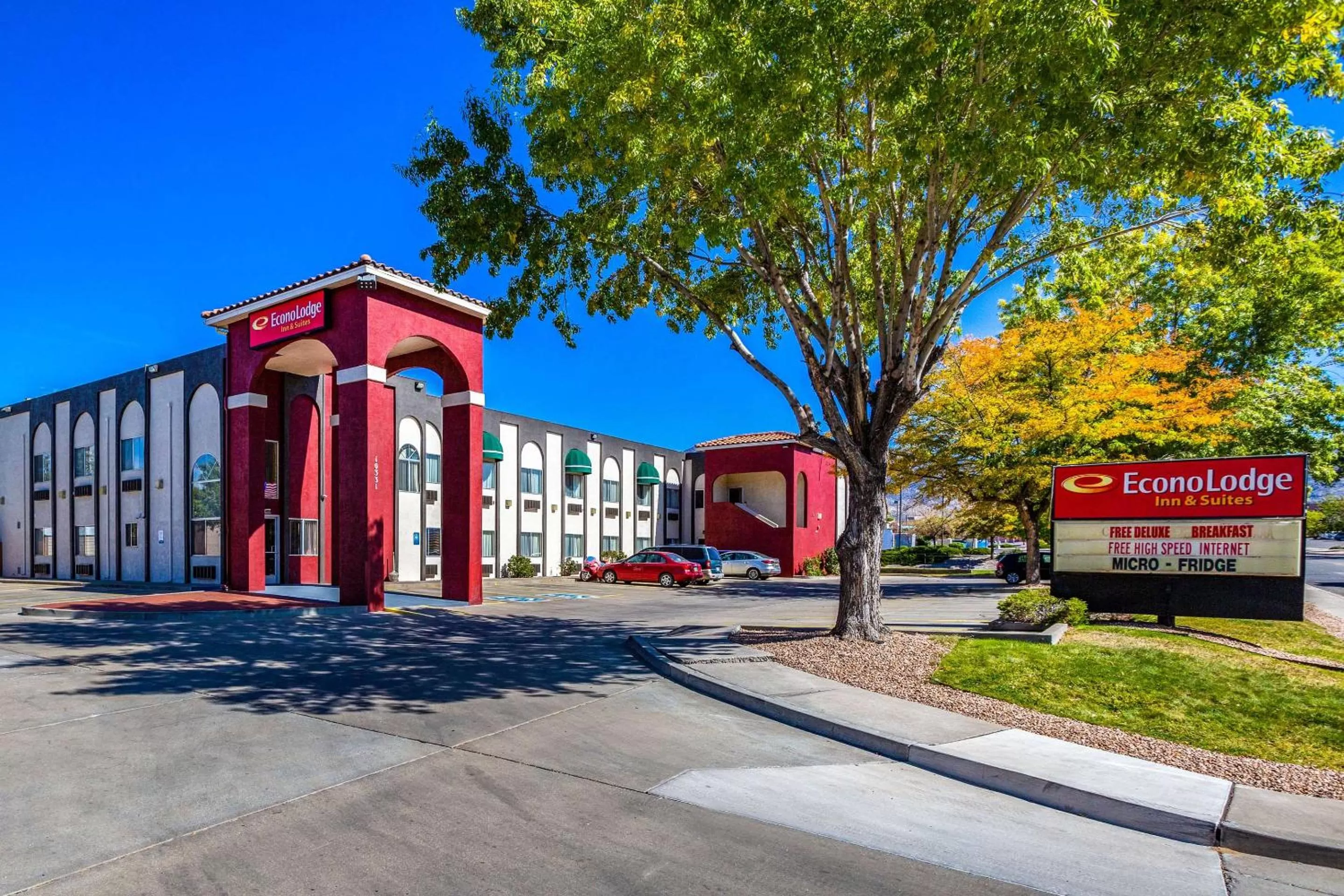 Property building in Econo Lodge Inn & Suites Albuquerque East I-40 Eubank Exit