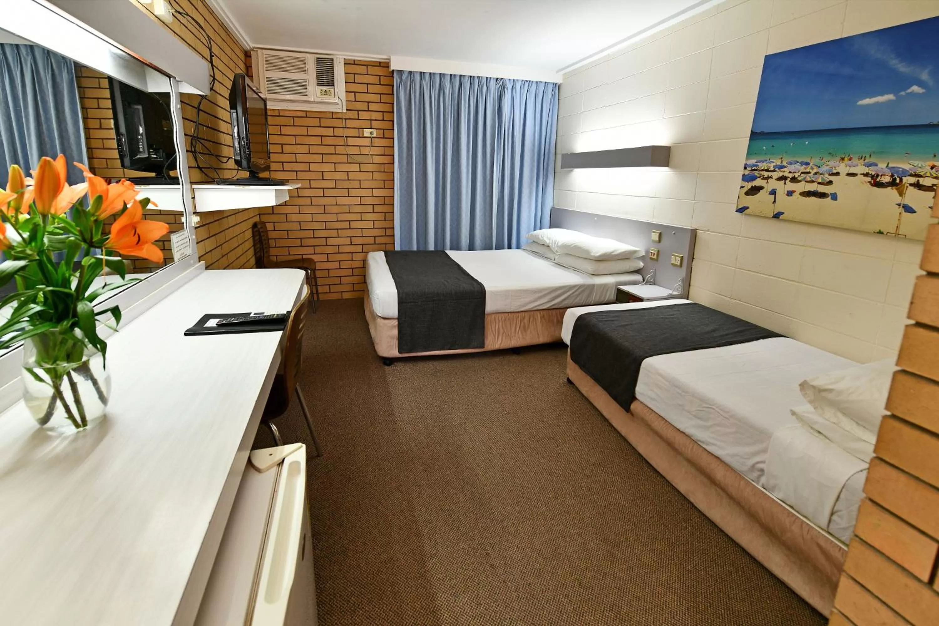 Bed in Burke and Wills Motor Inn