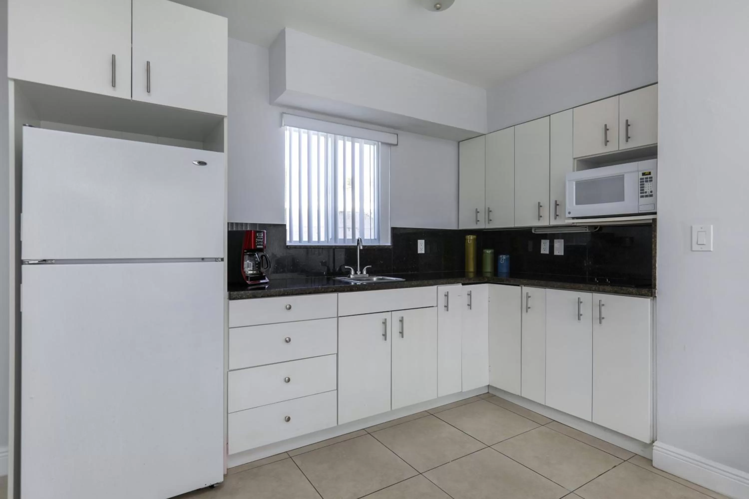 Kitchen or kitchenette in Hollywood Broadwalk Oceanside Hotel