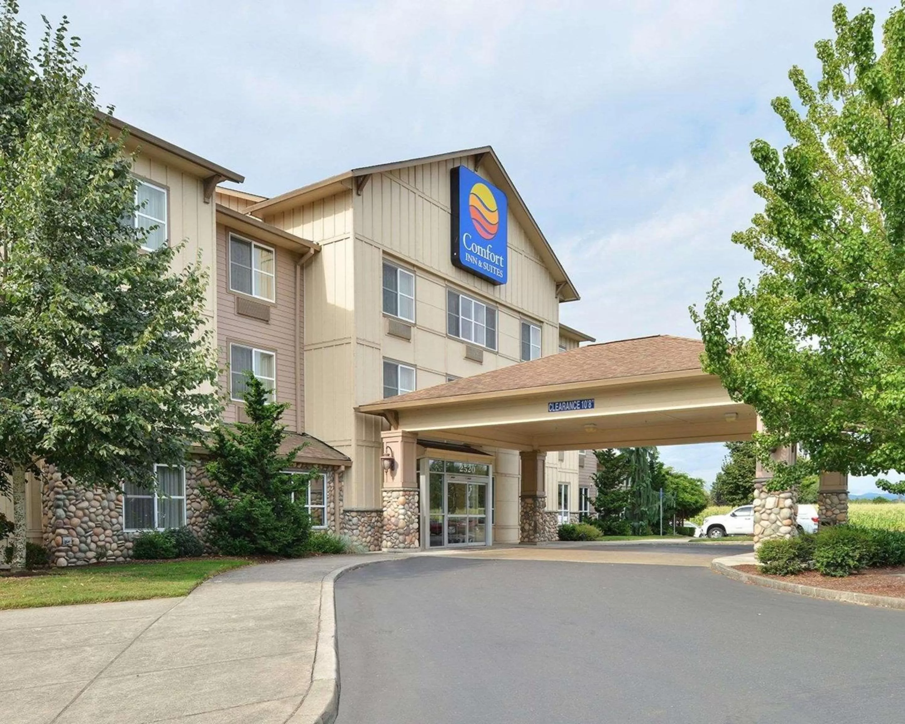 Property building in Comfort Inn & Suites McMinnville Wine Country