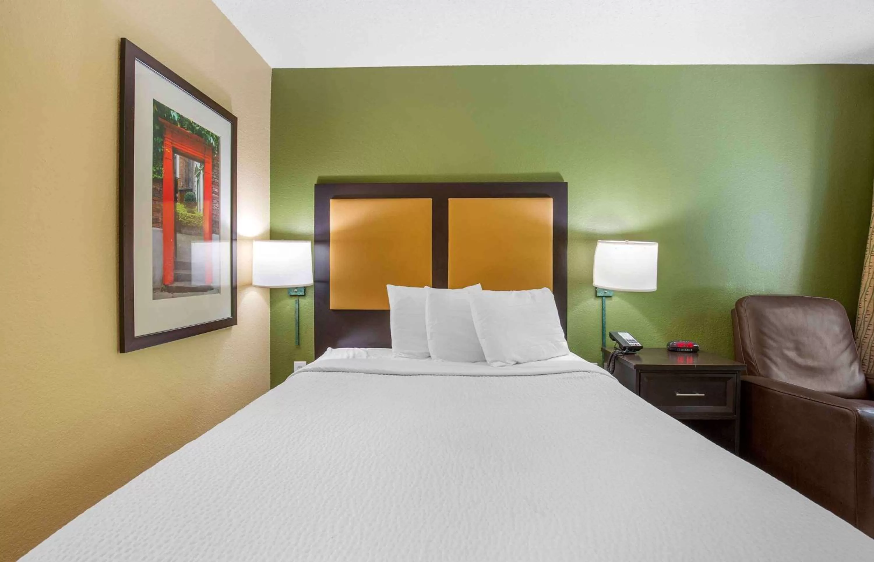 Bedroom, Bed in Extended Stay America Select Suites - Washington, DC - Sterling - Dulles