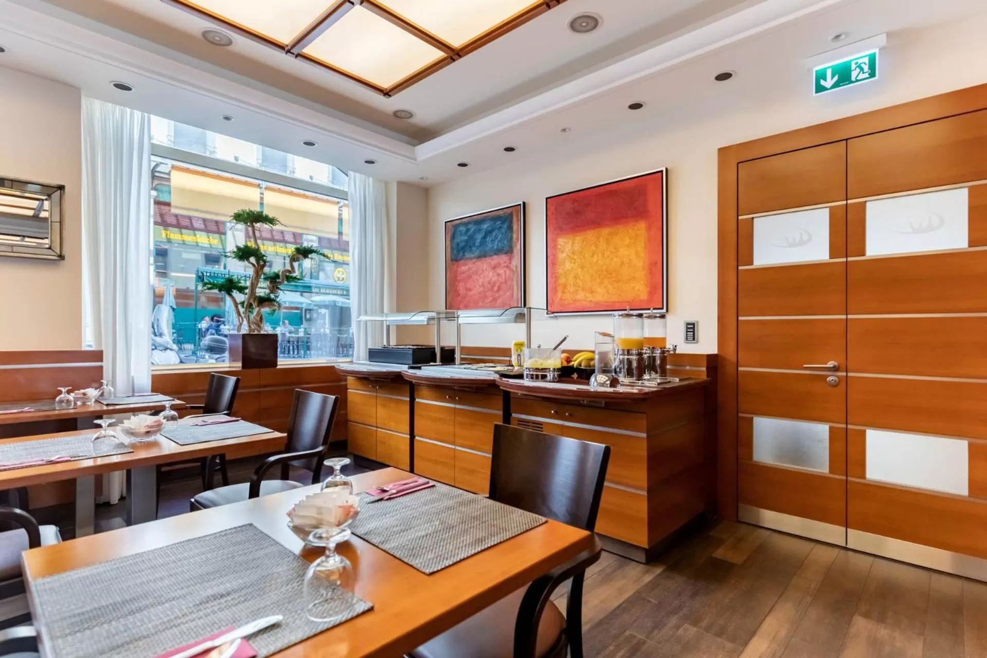 Restaurant/places to eat in Hotel Strasbourg