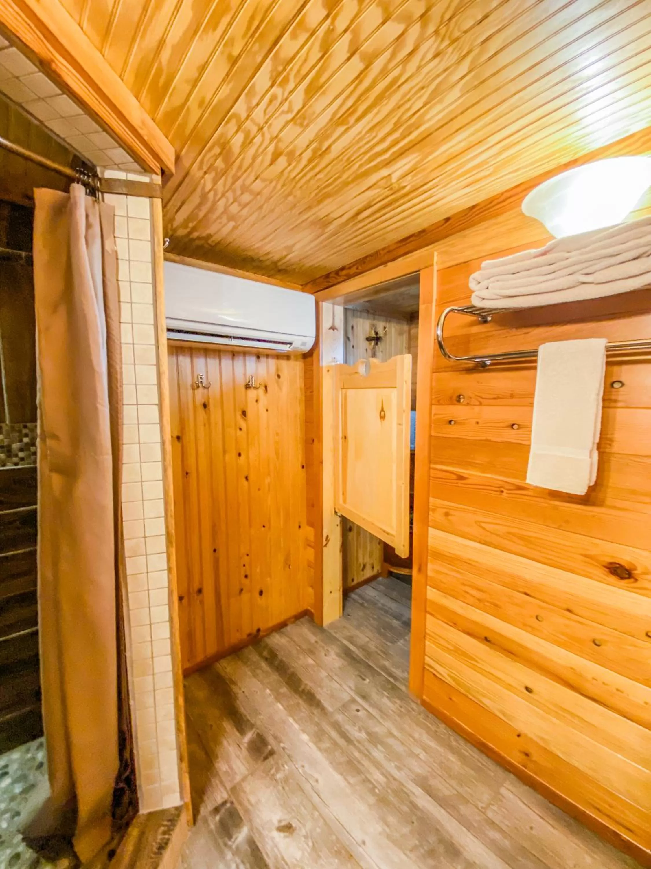 Shower in Inn at the Art Center