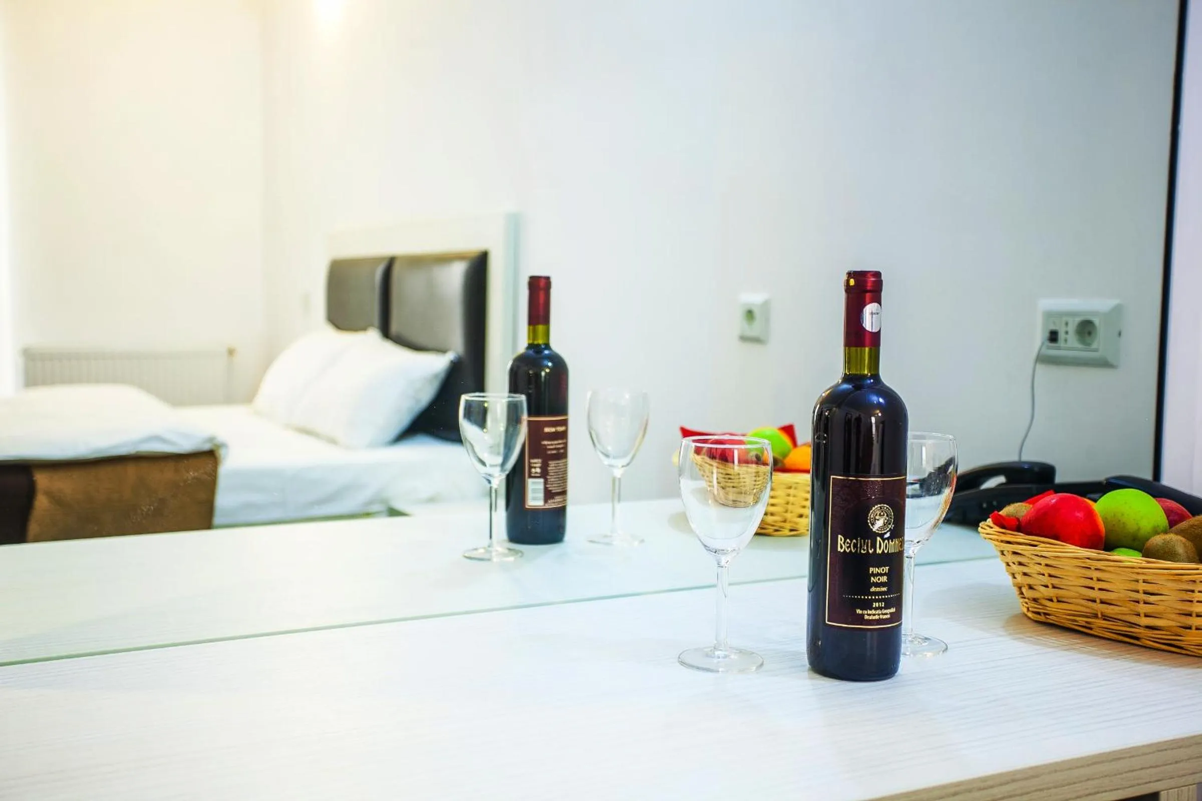 Alcoholic drinks, Bed in Hotel Charter Otopeni