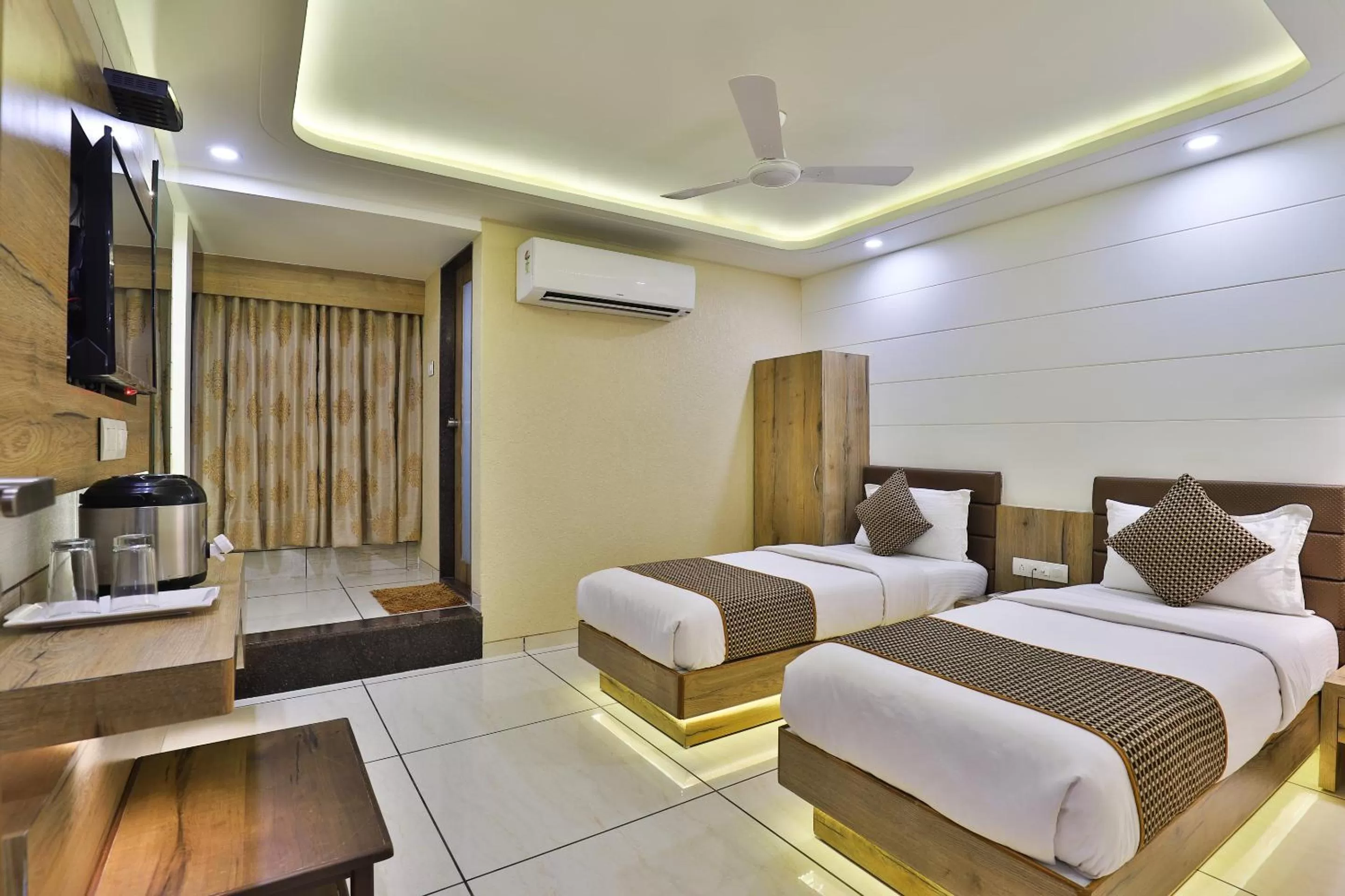 Photo of the whole room, Bed in Hotel Pearl