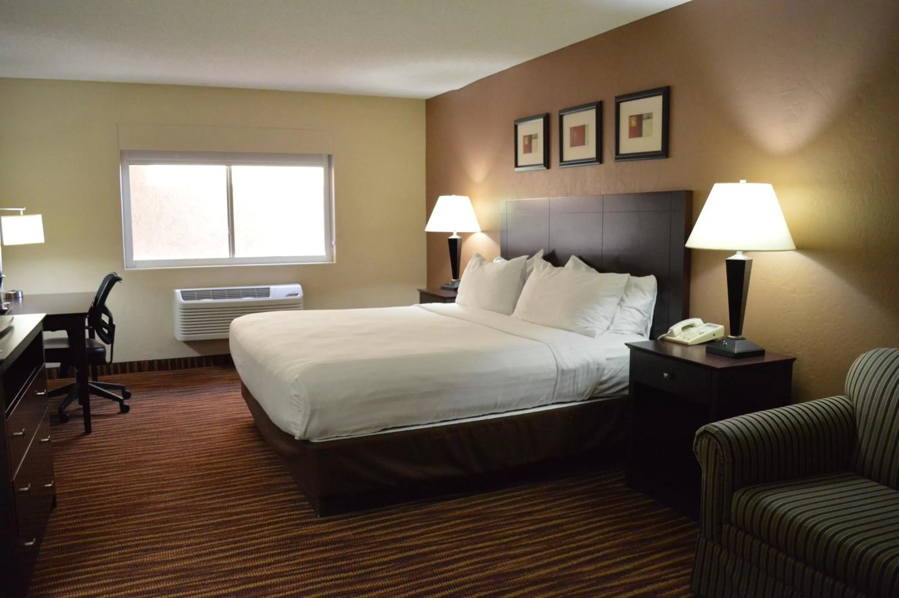 Bed in First Choice Inn at the Swell