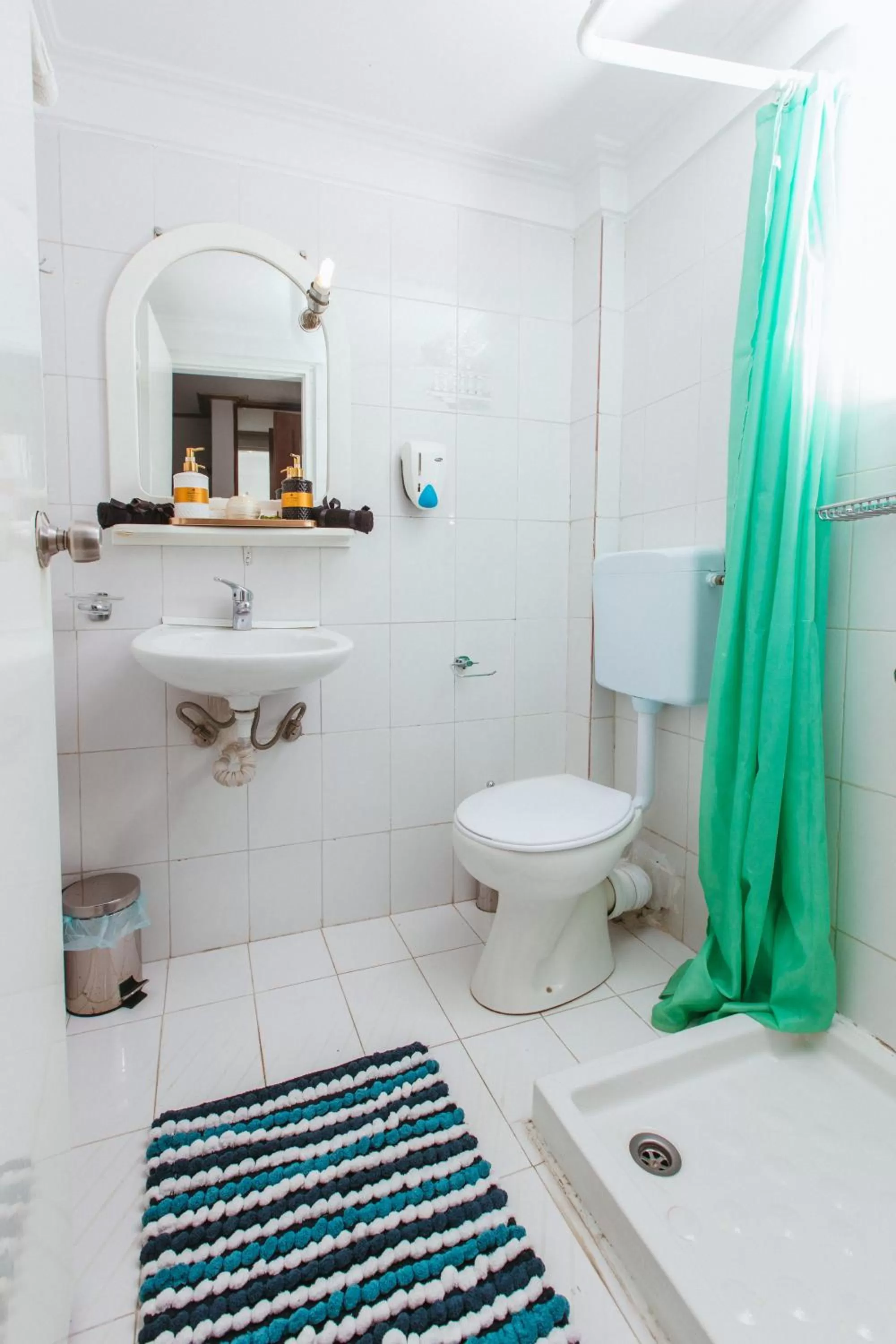 Toilet in Hotel Christina - Happy Days