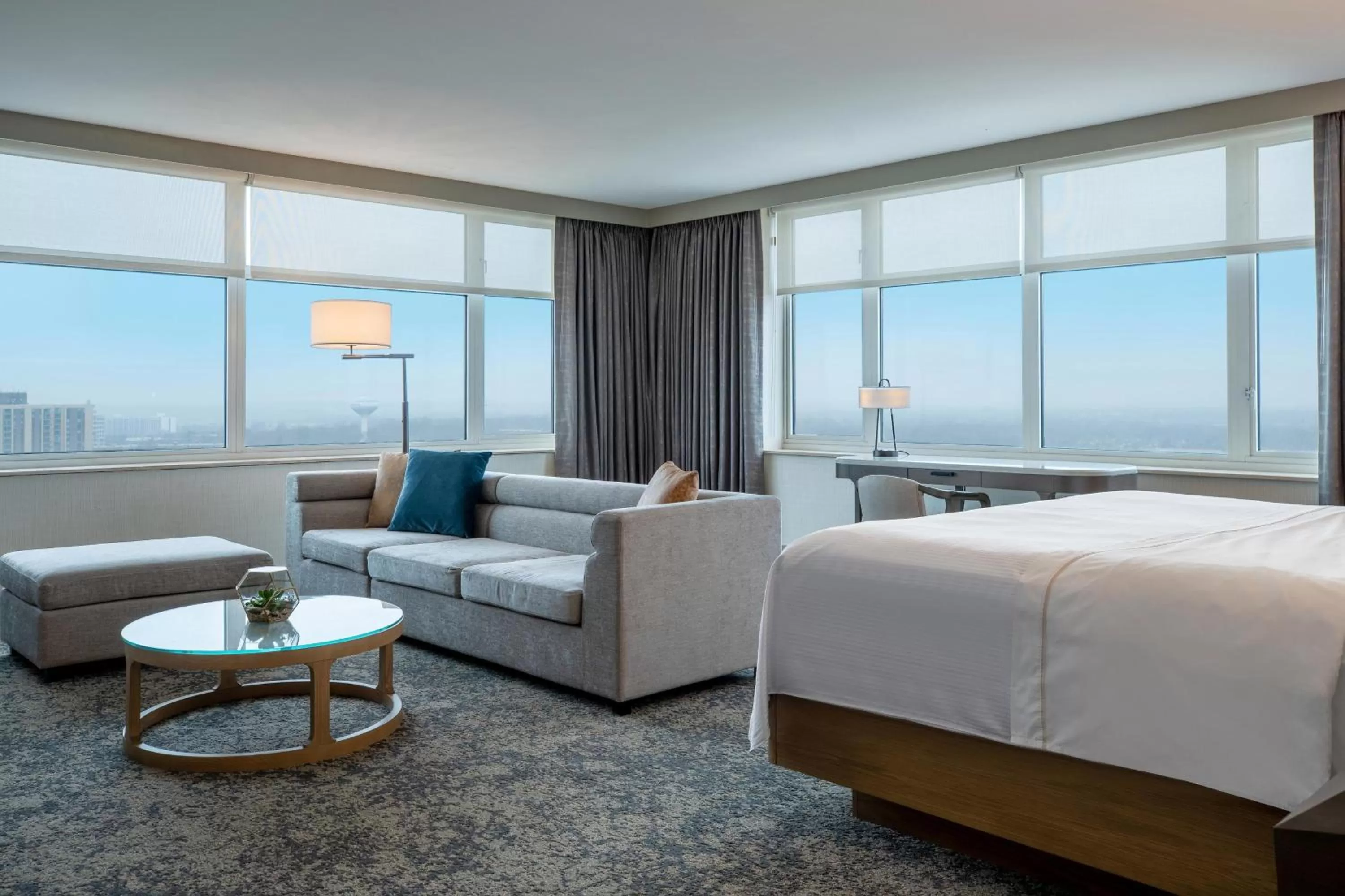 Photo of the whole room, Bed in The Westin Chicago Lombard