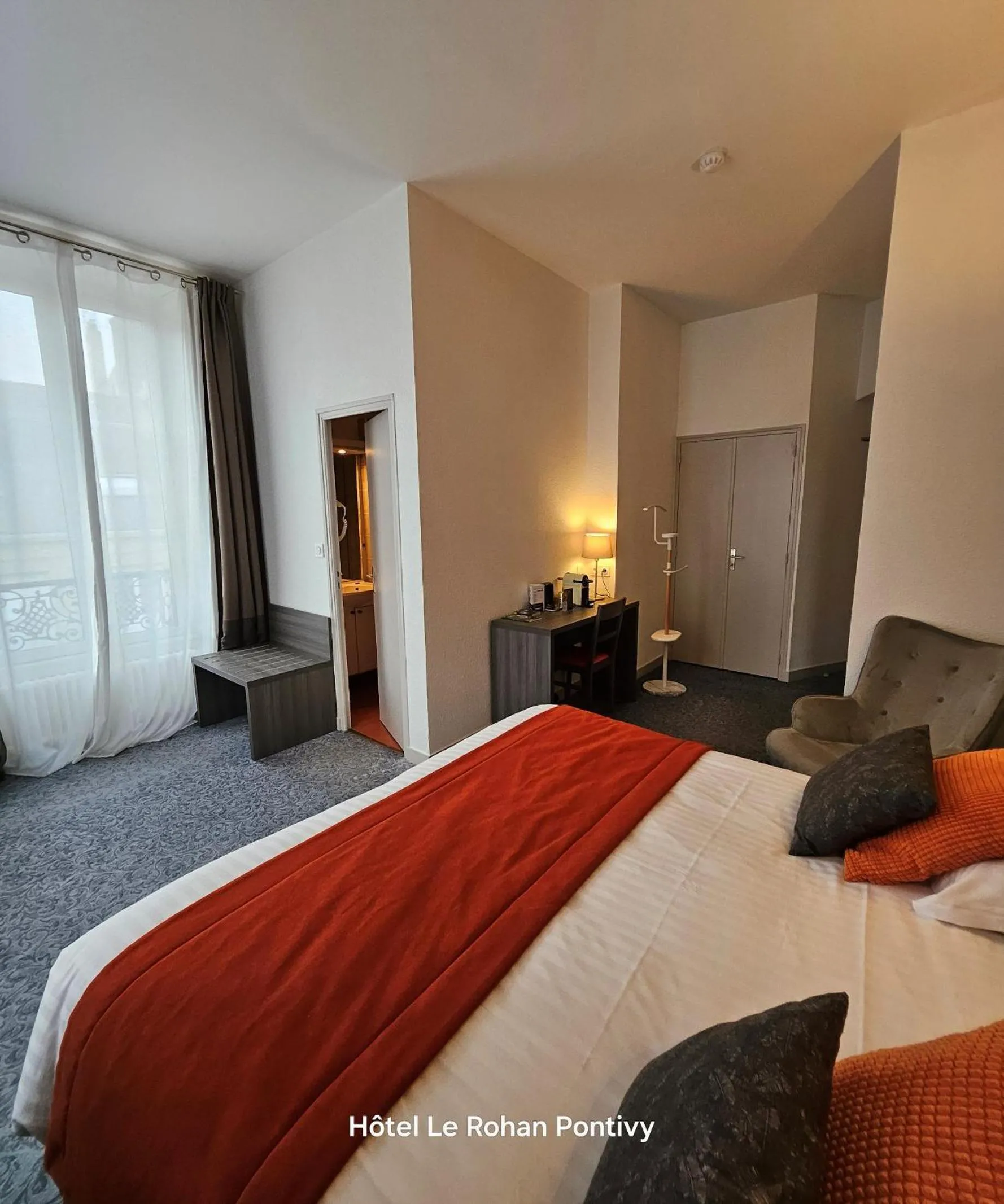 Guests, Bed in Hôtel Le Rohan Charme et Caractère