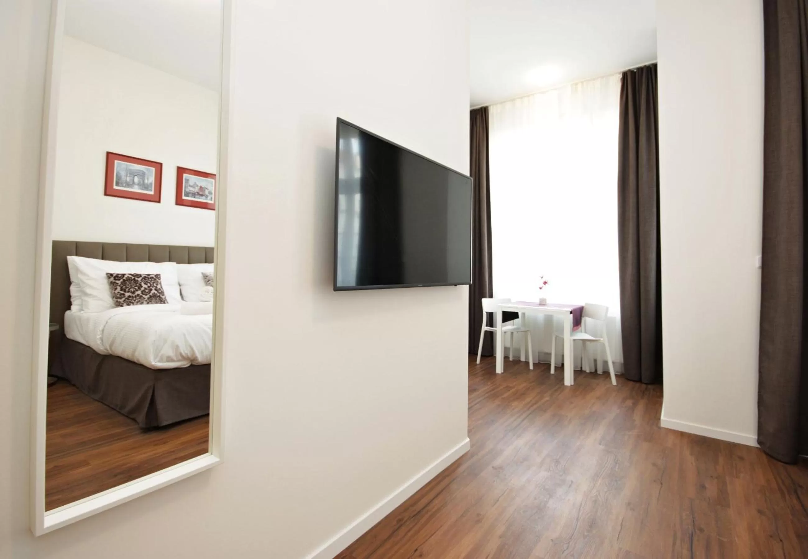 Communal lounge/ TV room, Bed in Elizabeth Suites