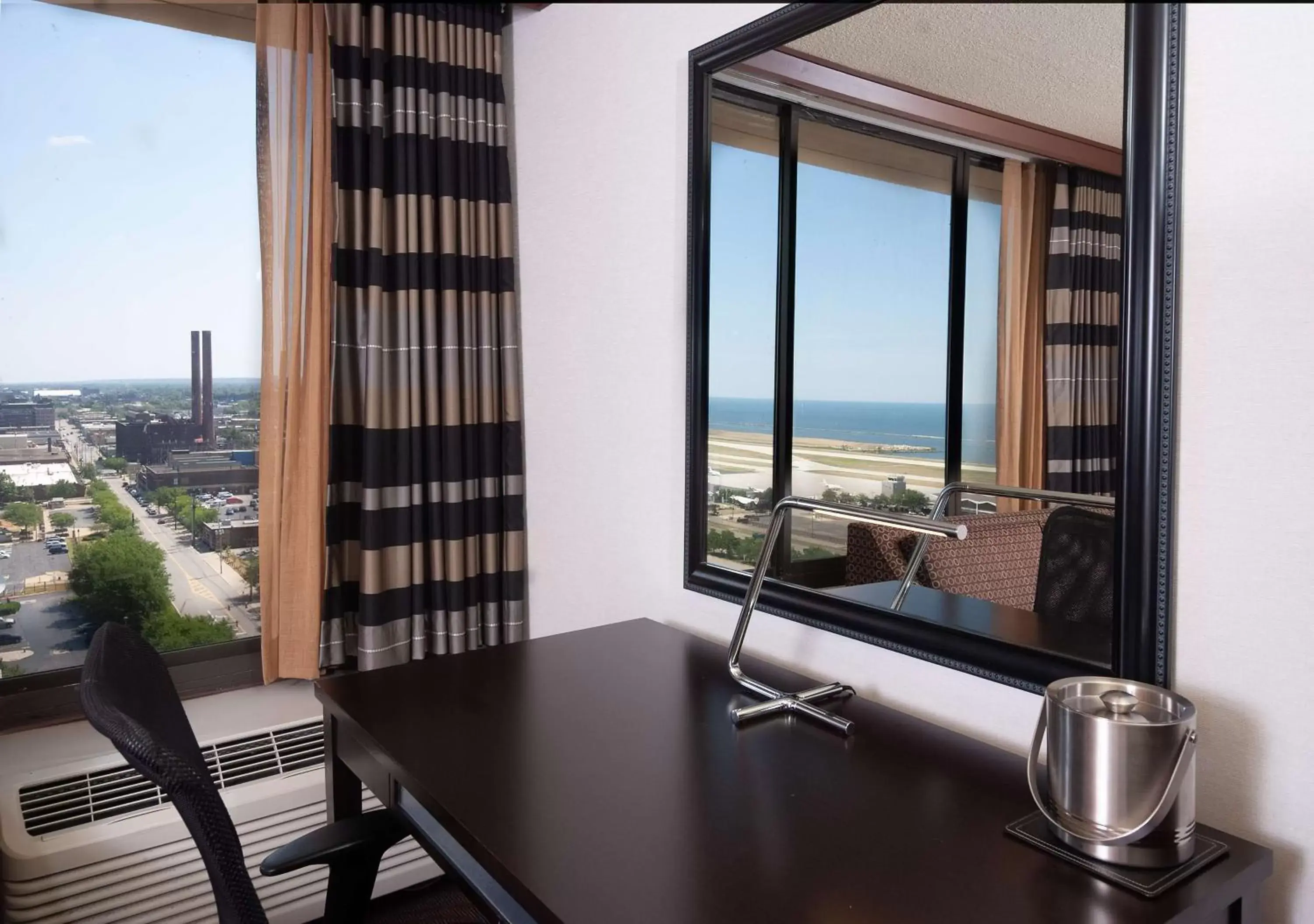 Superior King Room - Non-Smoking in DoubleTree by Hilton Hotel Cleveland Downtown - Lakeside Superior King Room - Non-Smoking in DoubleTree by Hilton Hotel Cleveland Downtown - Lakeside