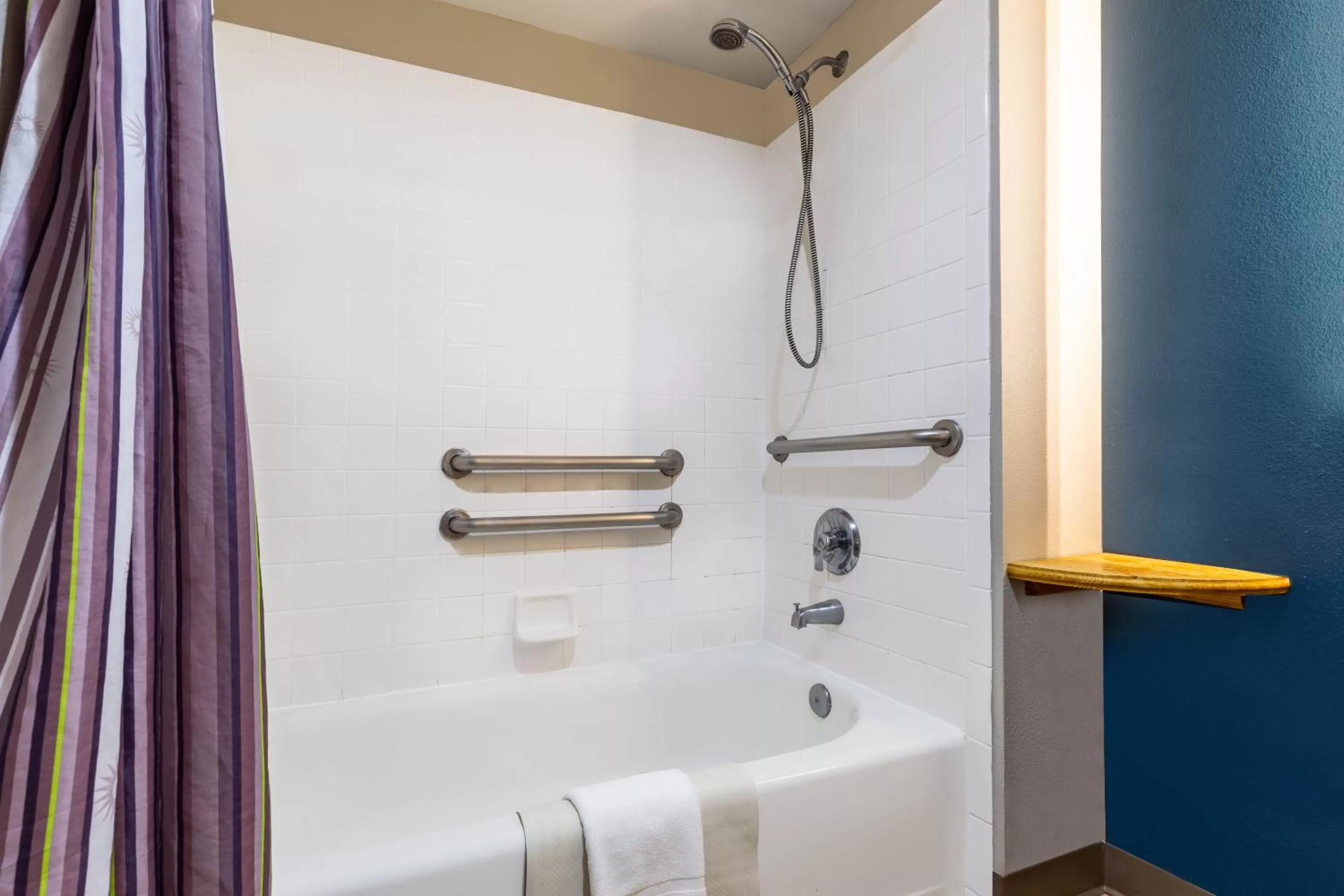 Bathroom in La Quinta by Wyndham Vancouver