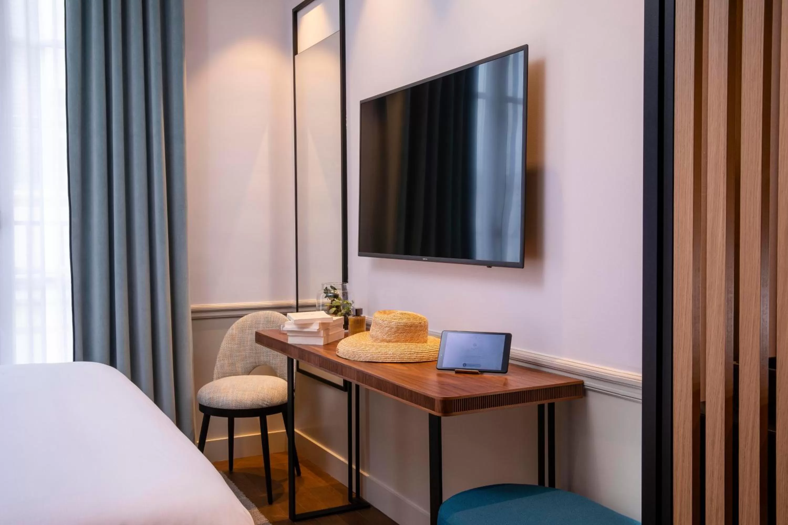 TV and multimedia, Bed in Victoria Palace Hotel