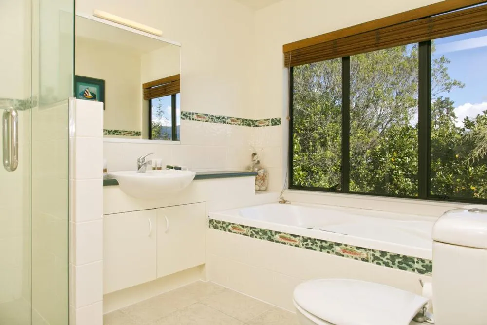 Bathroom, Bed in Tongariro Lodge