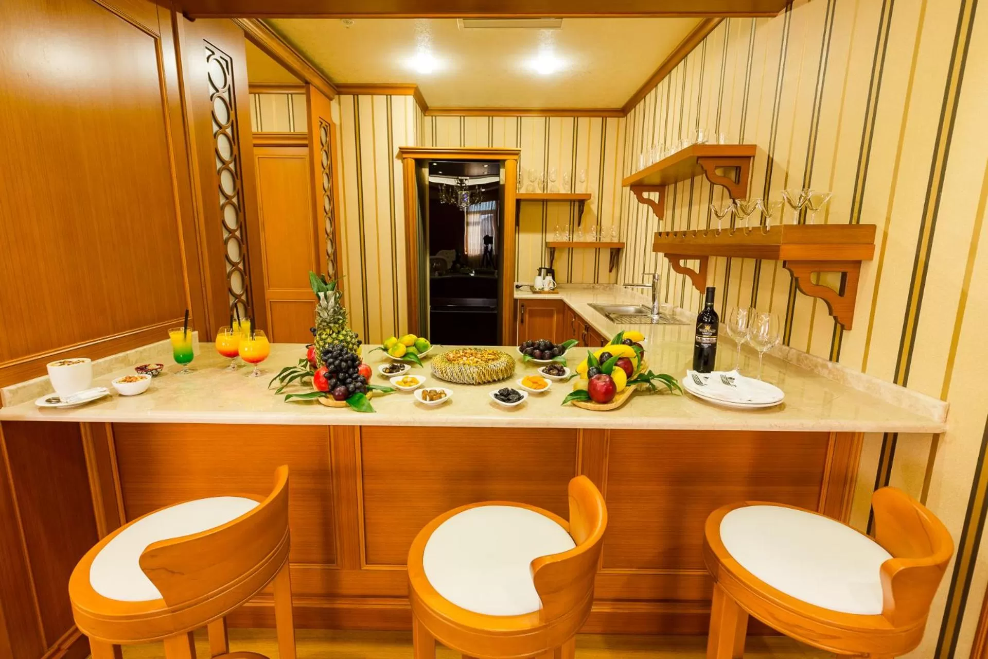 Living room, Kitchen/Kitchenette in Divan Suites Batumi