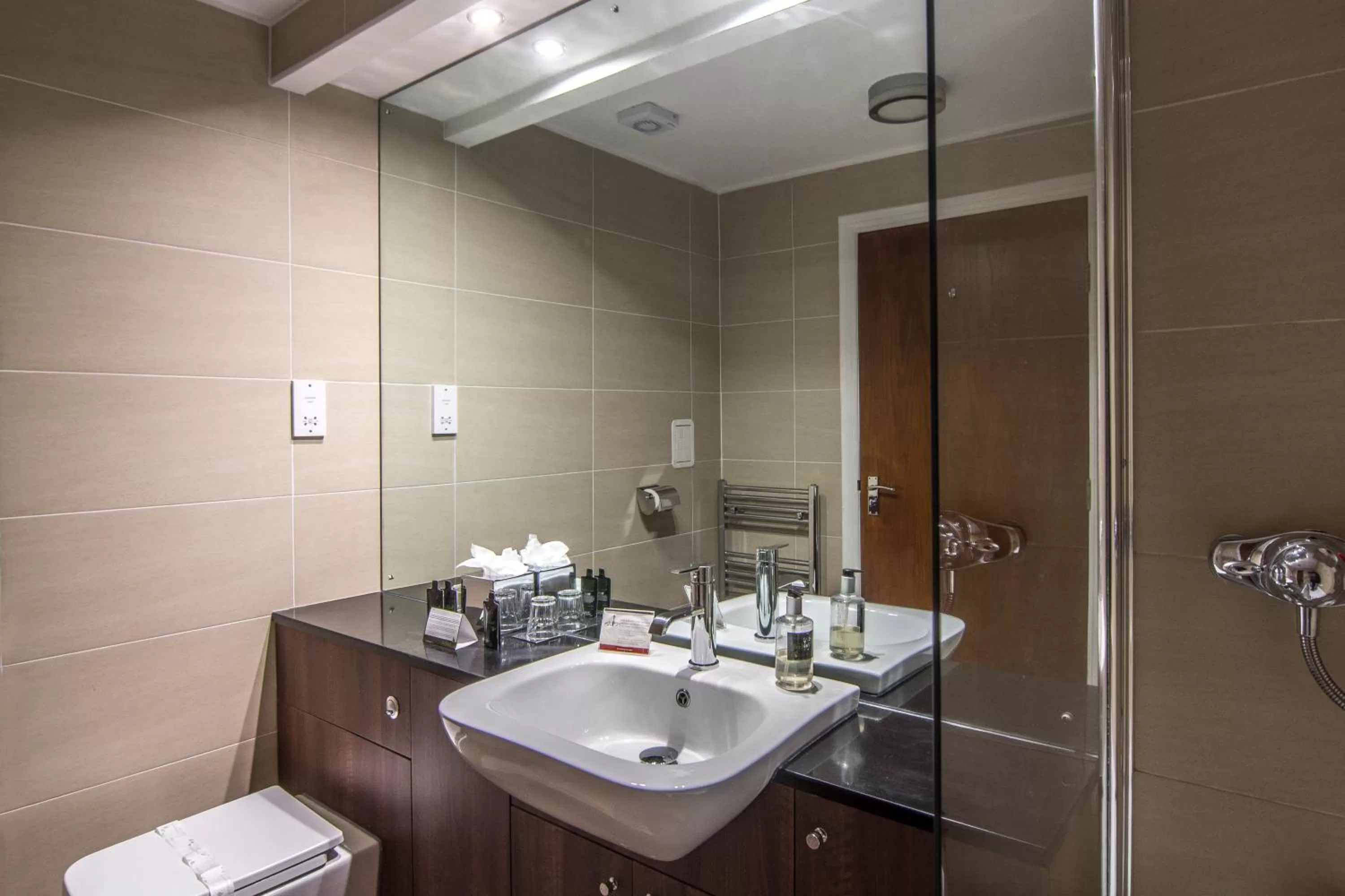 Bathroom in The Knight Residence by Mansley
