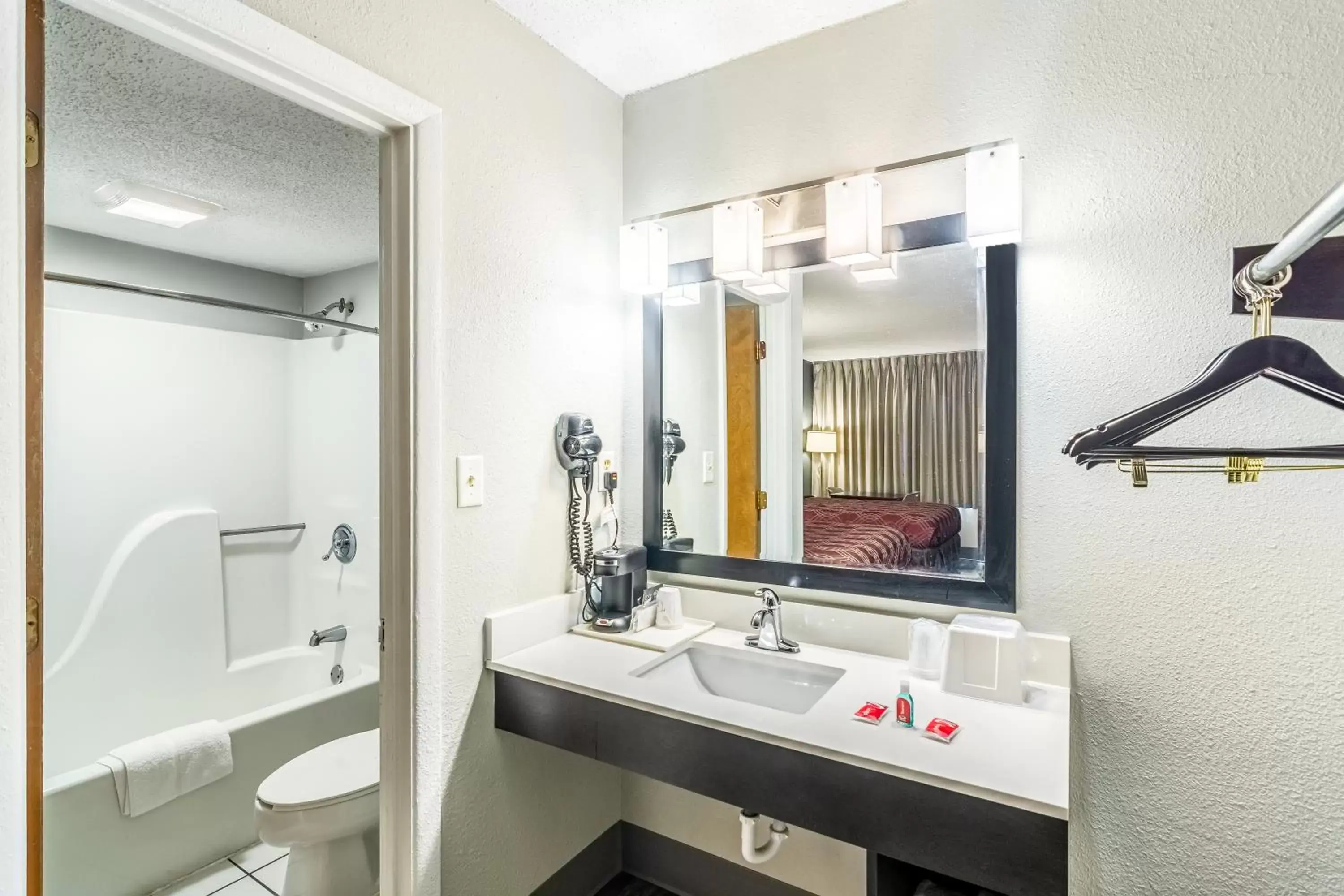 King Room - Non-Smoking in Econo Lodge King Room - Non-Smoking in Econo Lodge