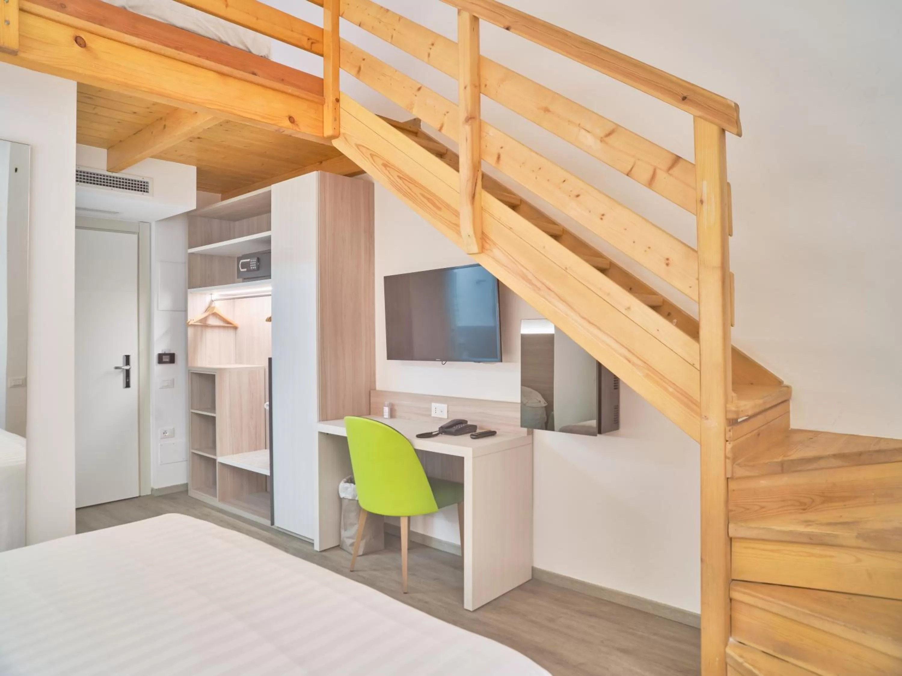 Communal lounge/ TV room, Bed in Hotel Medusa