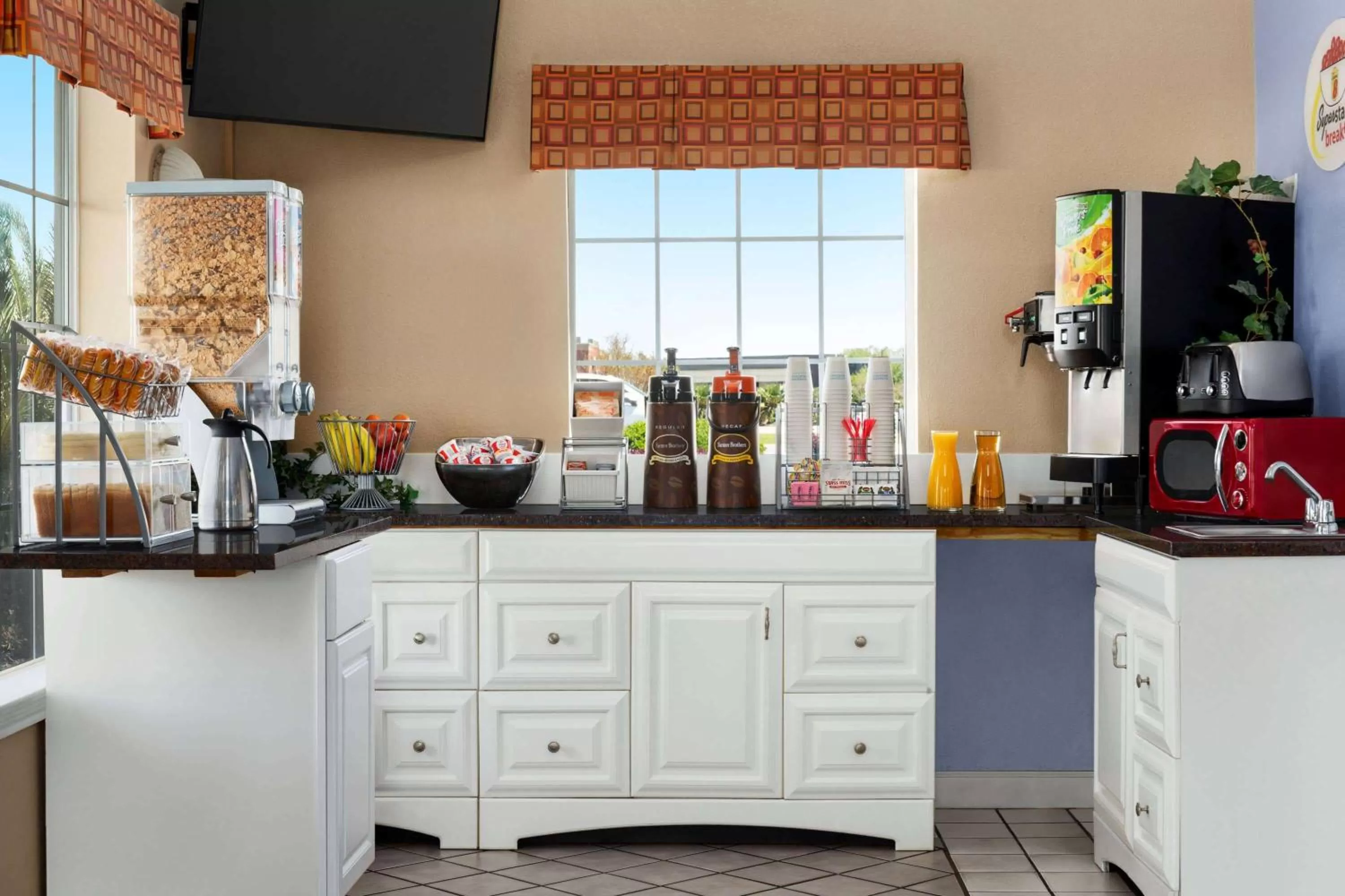 Restaurant/places to eat in Super 8 by Wyndham Foley