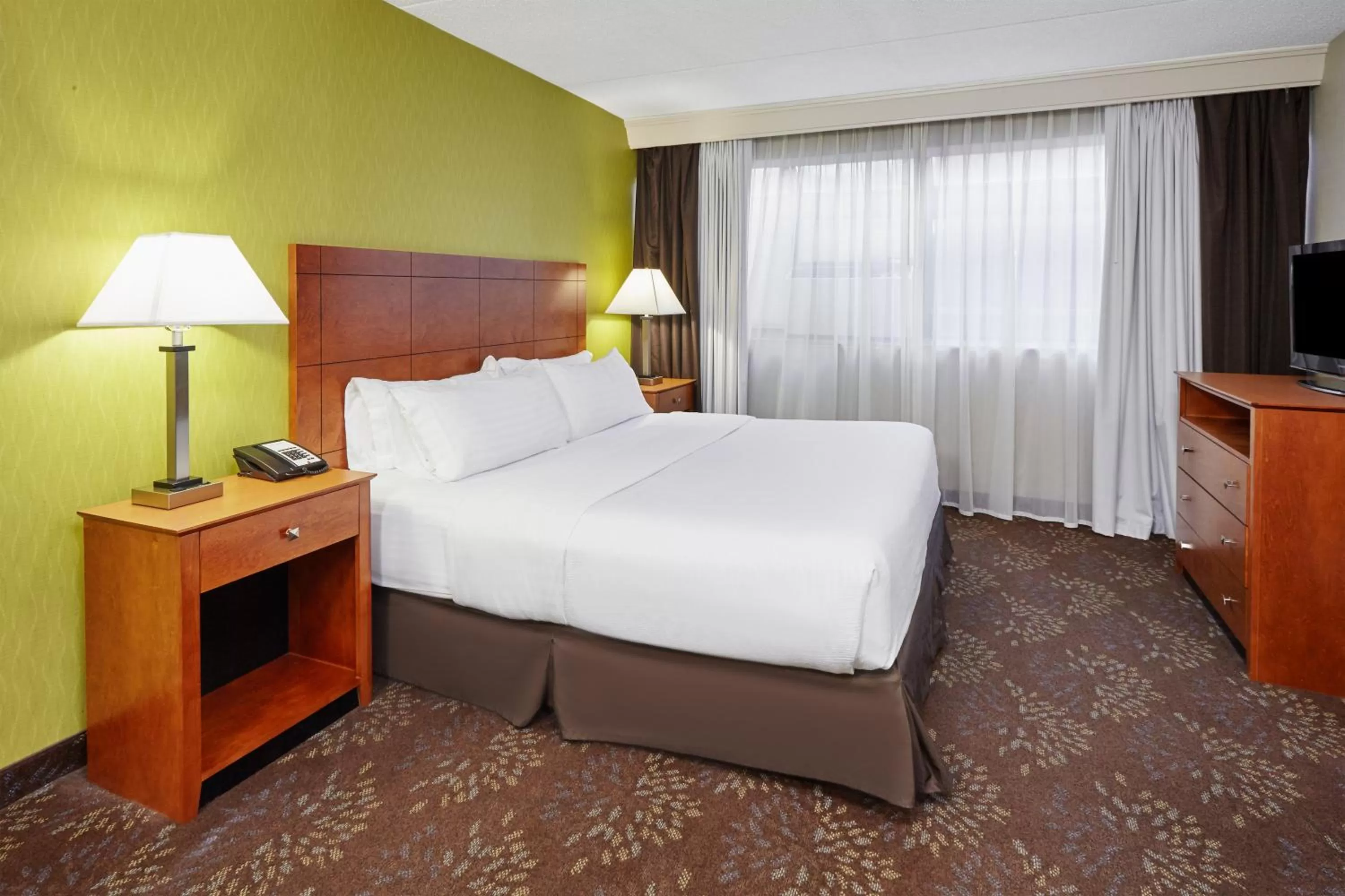 Bedroom in Holiday Inn Chicago Matteson Conference Center by IHG