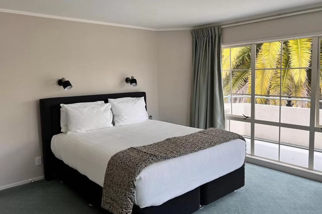 Bedroom, Bed in Silver Fern Rotorua Suites & Spa