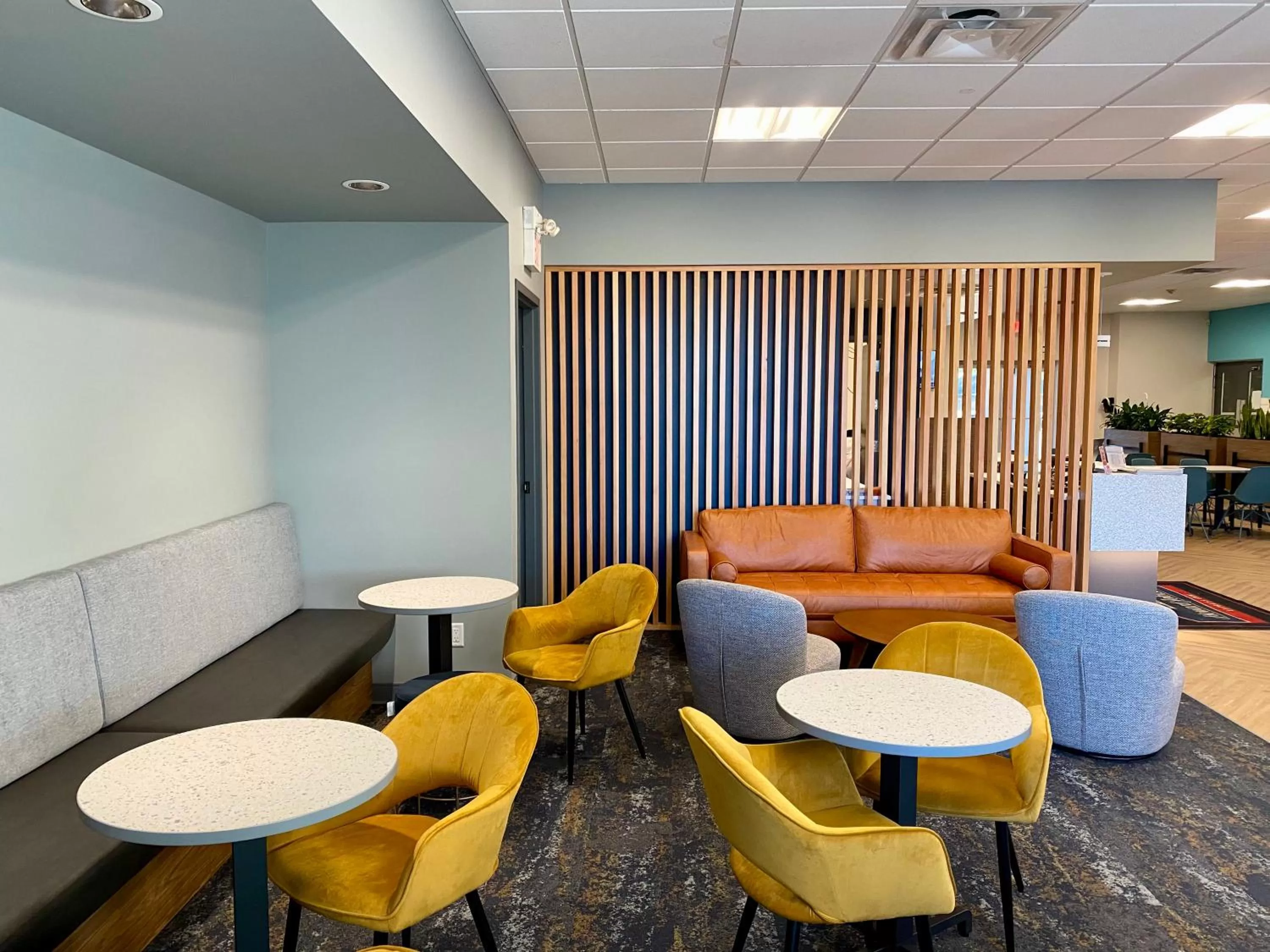 Communal lounge/ TV room in Howard Johnson by Wyndham Winnipeg West