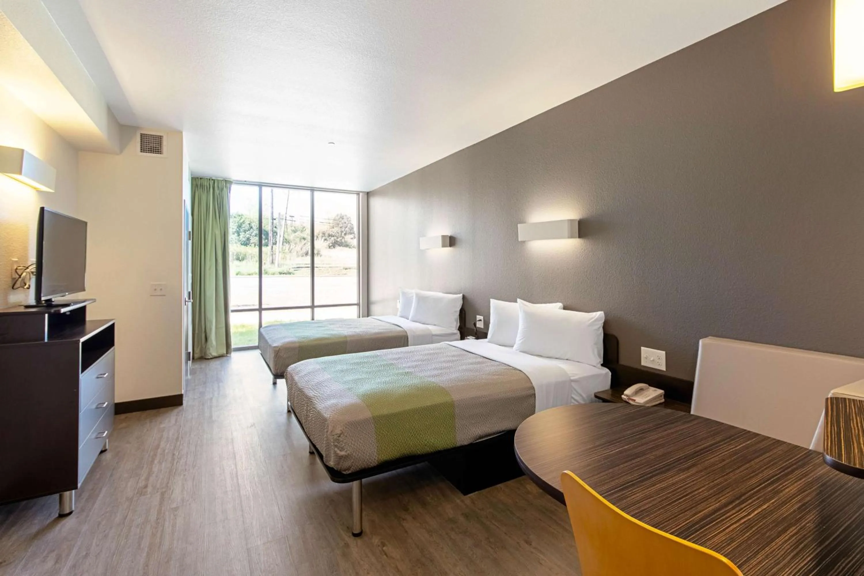 TV and multimedia, Bed in Studio 6 Austin Airport