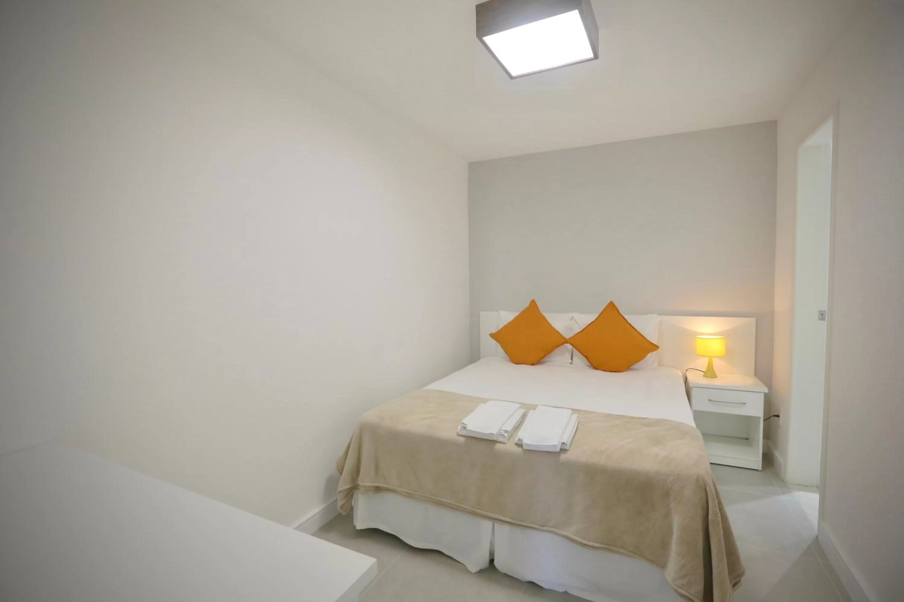 Bathroom, Bed in Sugar Loft Apartments