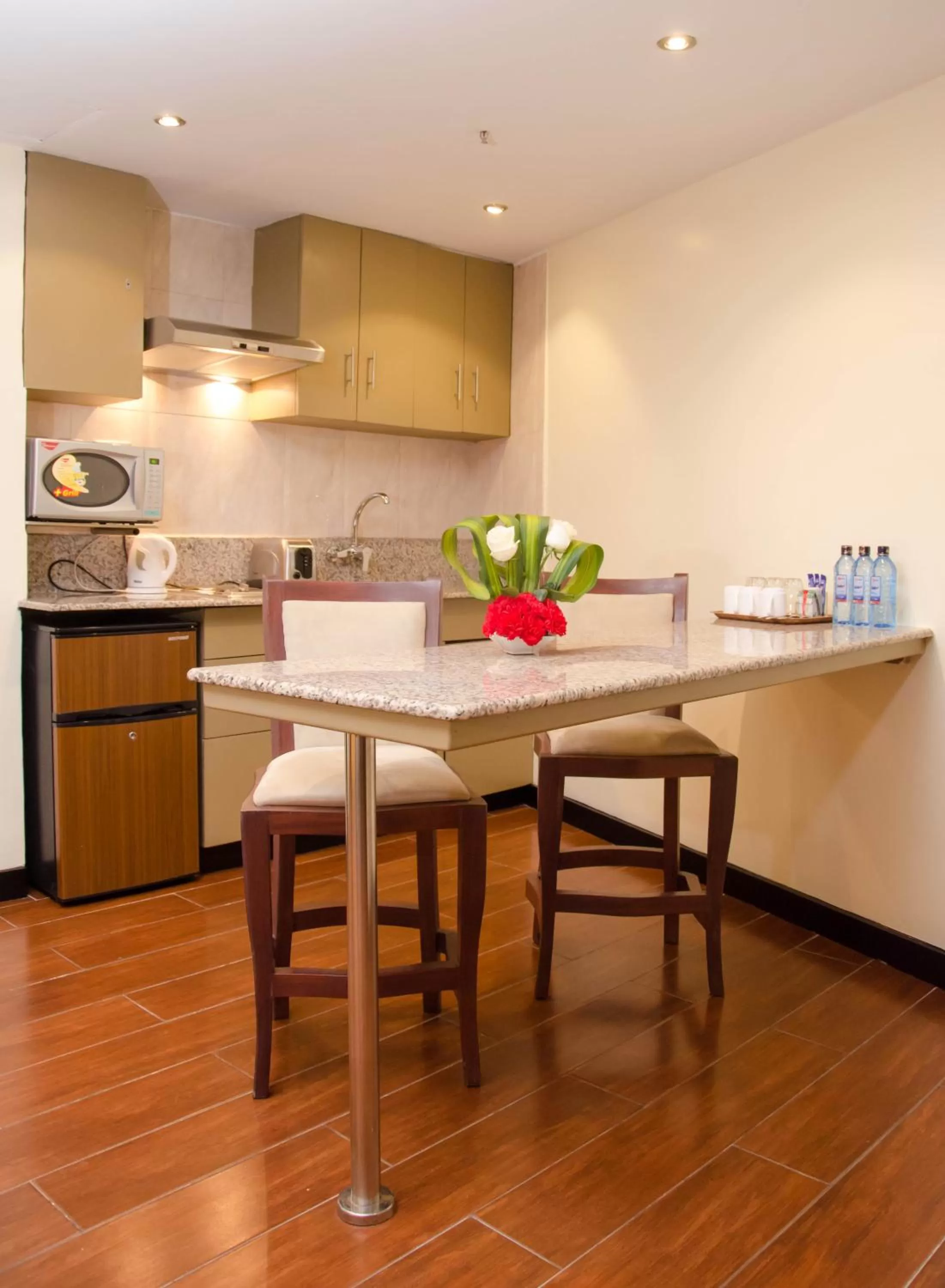 King Suite with Kitchenette in Best Western Plus Meridian Hotel