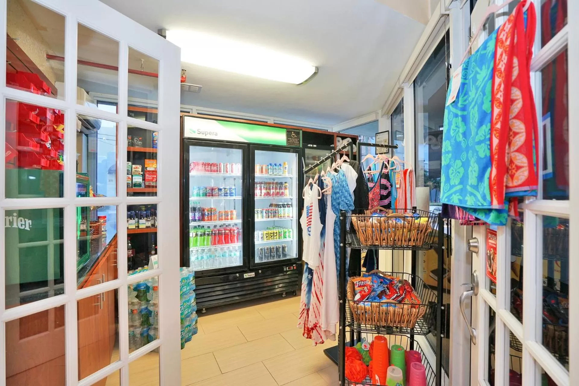 On-site shops in Hollywood Beach Tower