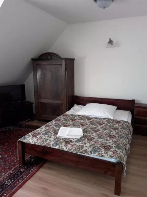 Bed in Gościniec Dworski w Ropie