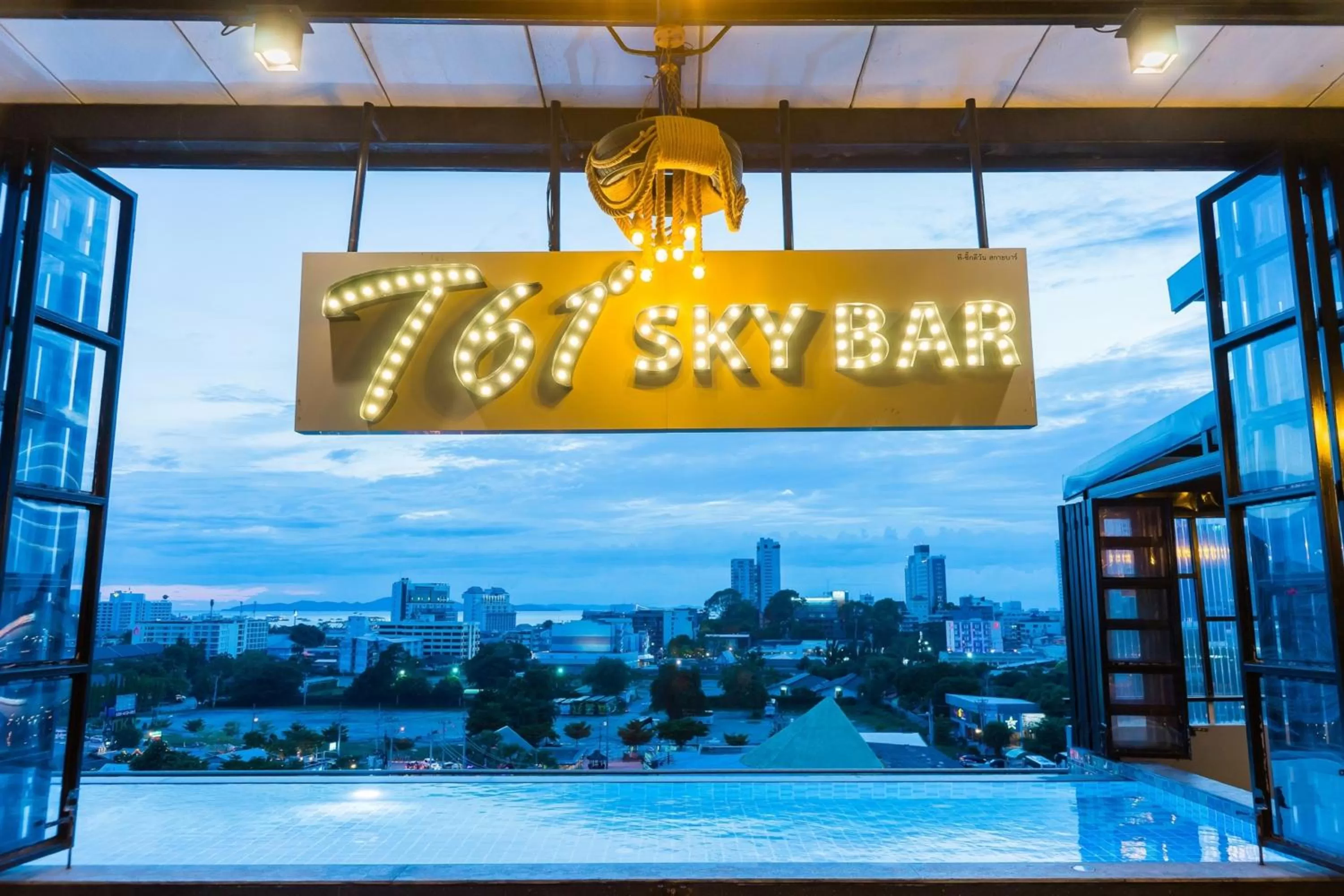 Lounge or bar in SureStay Plus by Best Western T Pattaya