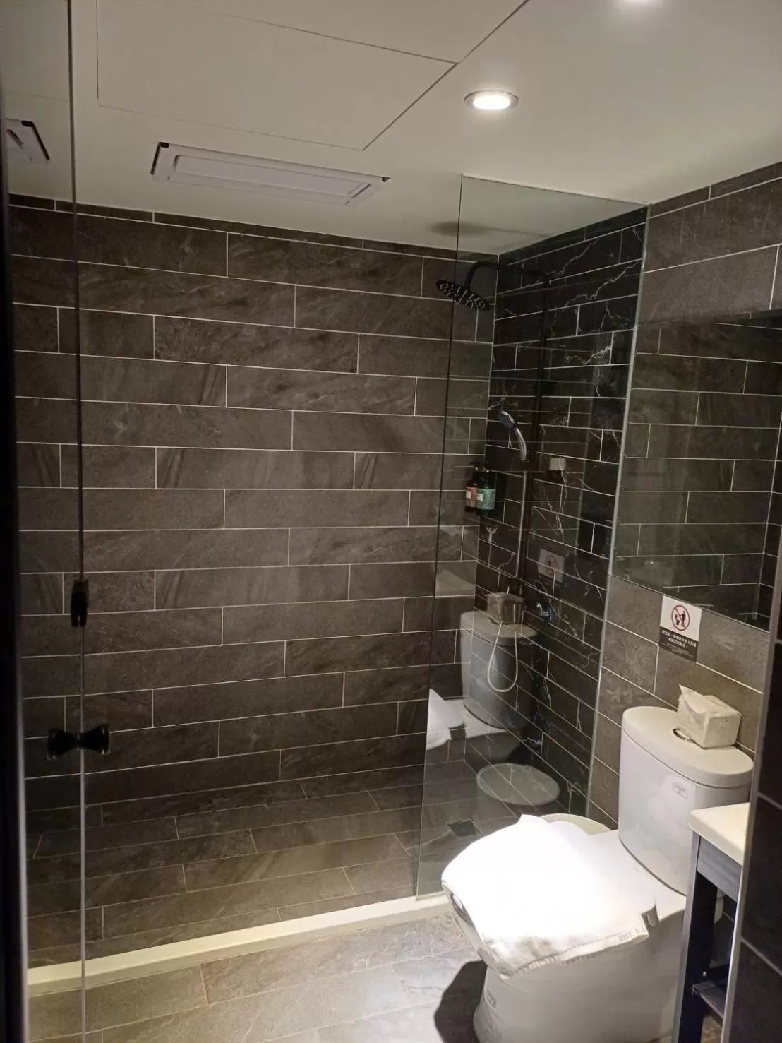 Shower, Bathroom in Puremeworld Hotel