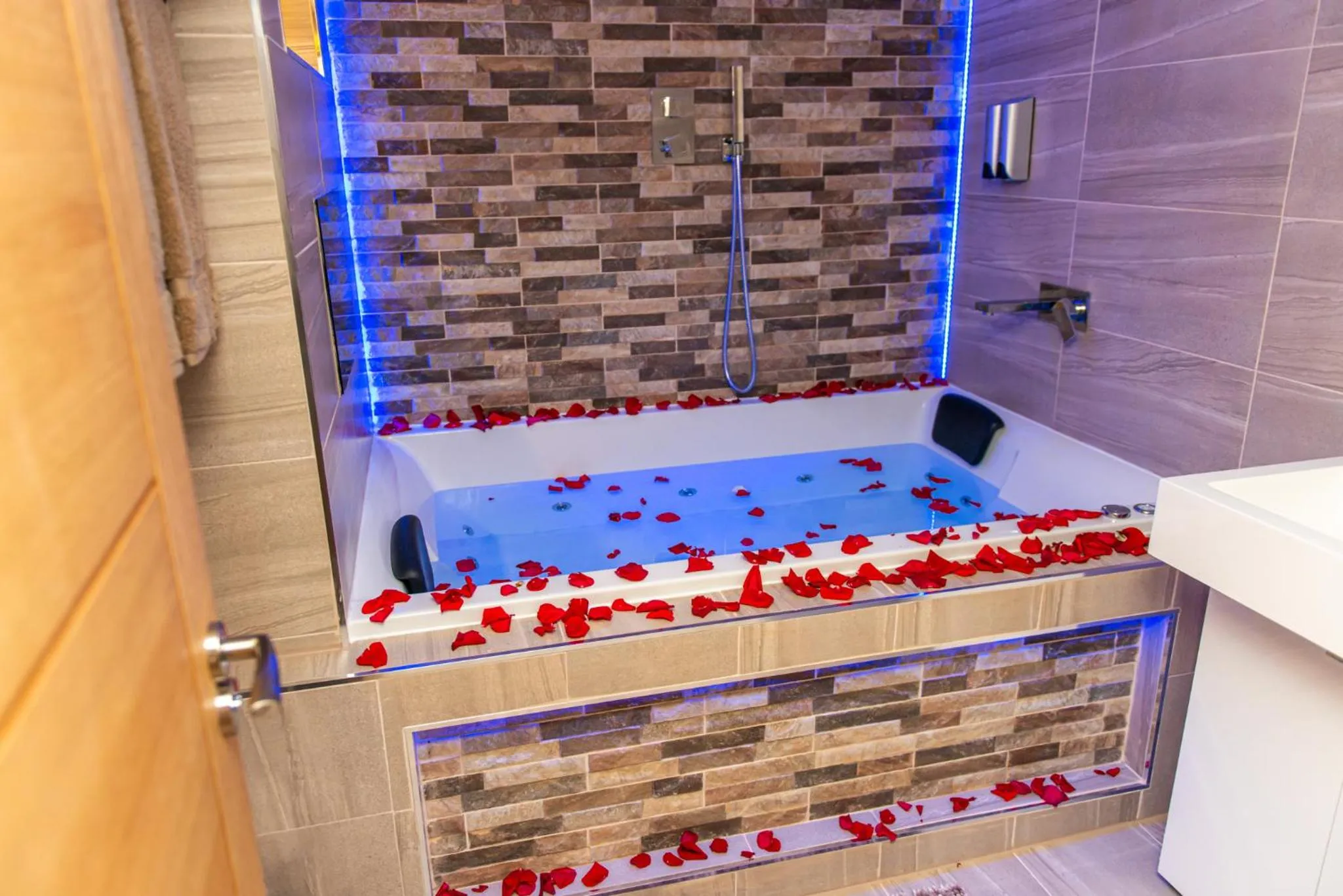 Bathroom, Bed in Optimal Apartments