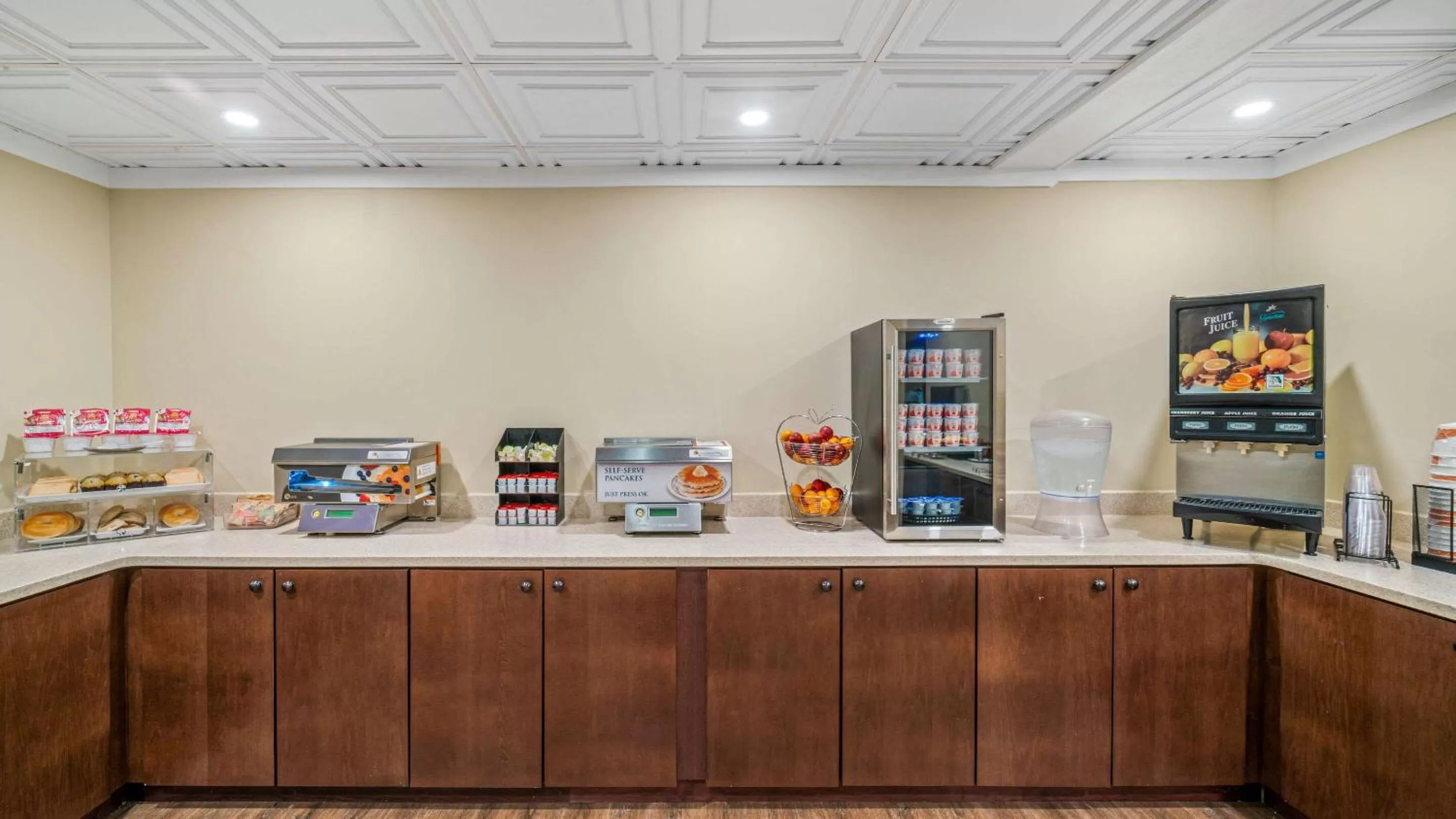 Breakfast in Clarion Hotel & Suites Fairbanks near Ft Wainwright