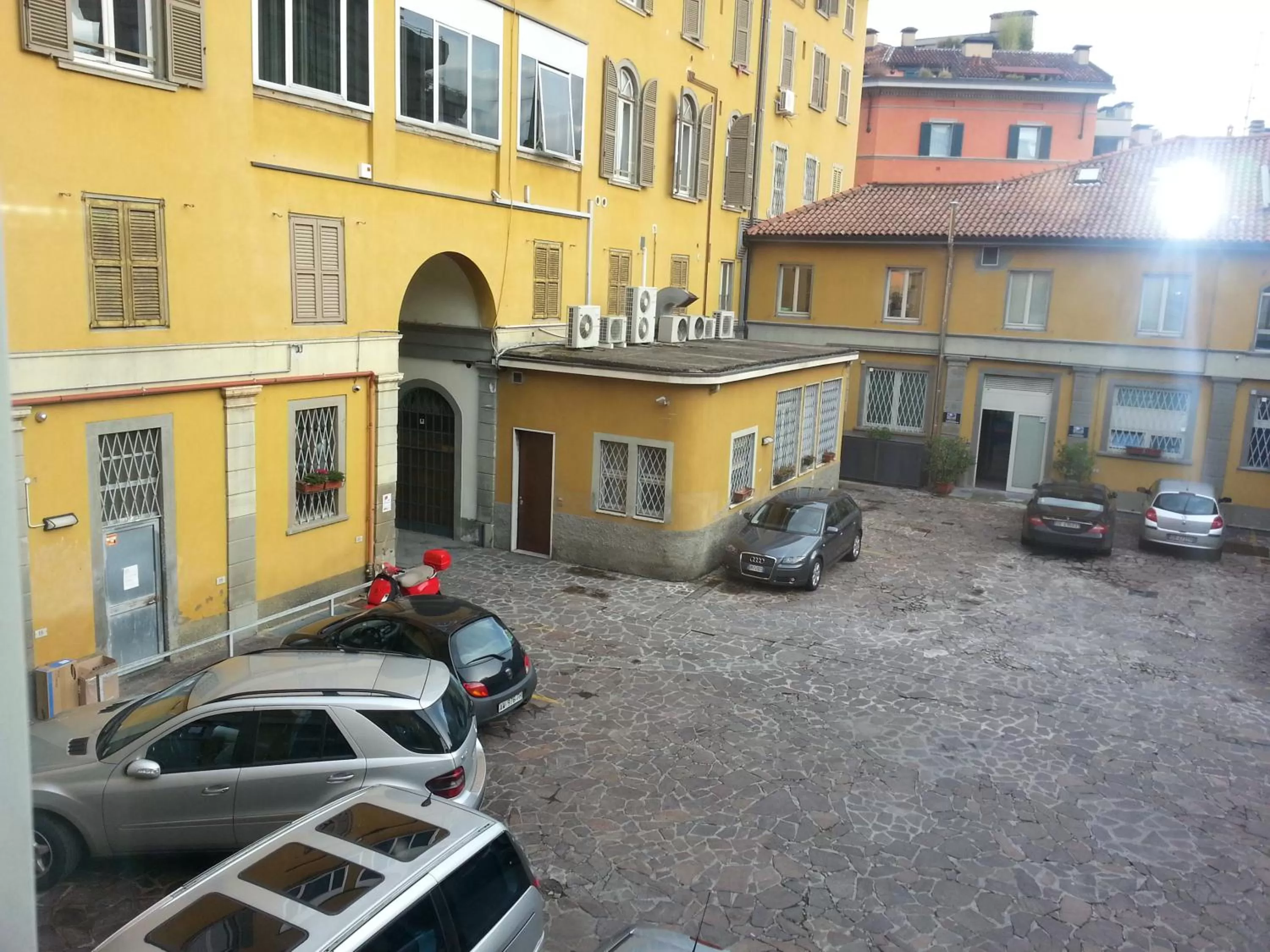 Decorative detail in Zaffiro Blu Airport