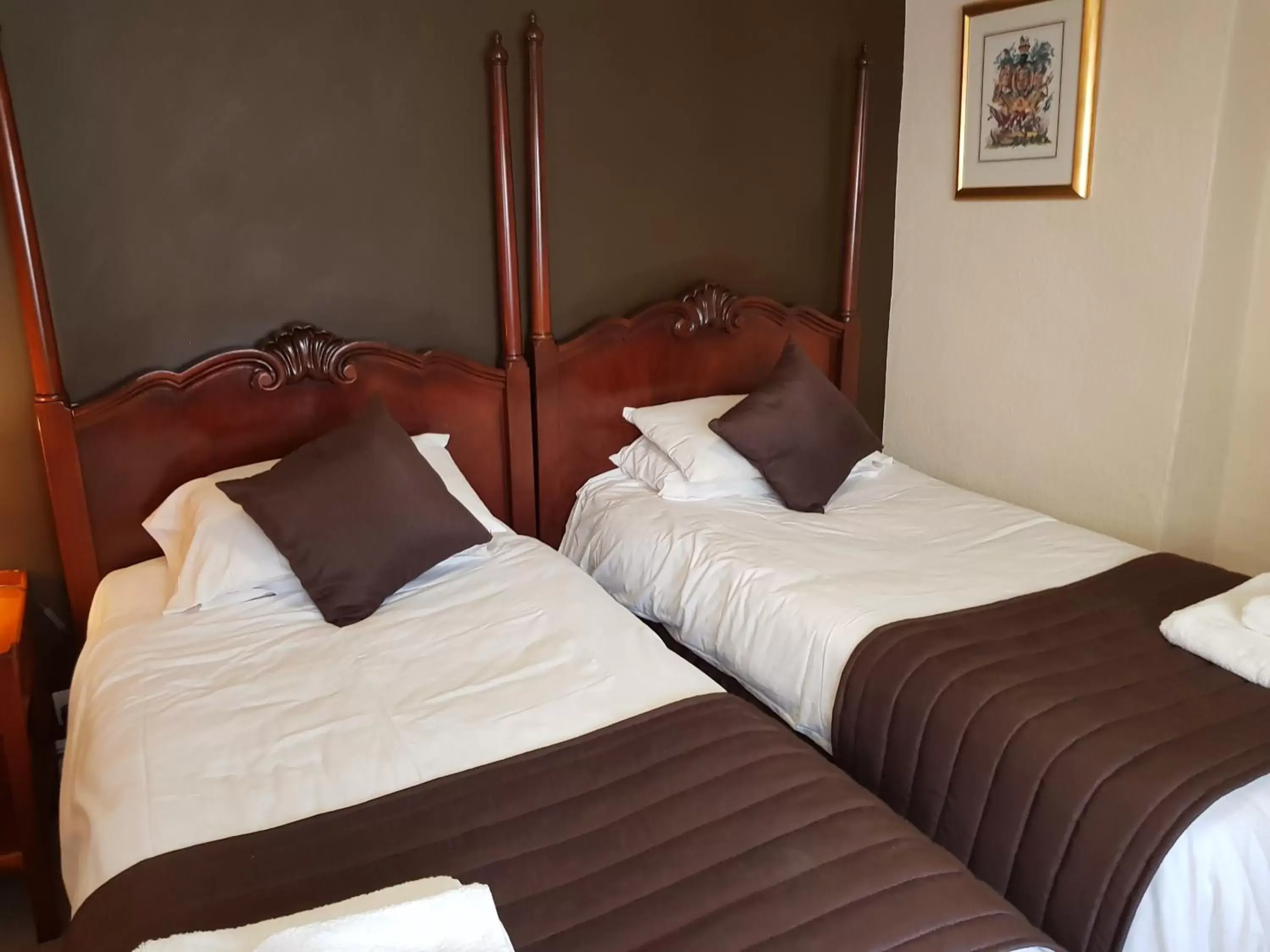 Twin Room - single occupancy in Old George Hotel Twin Room - single occupancy in Old George Hotel