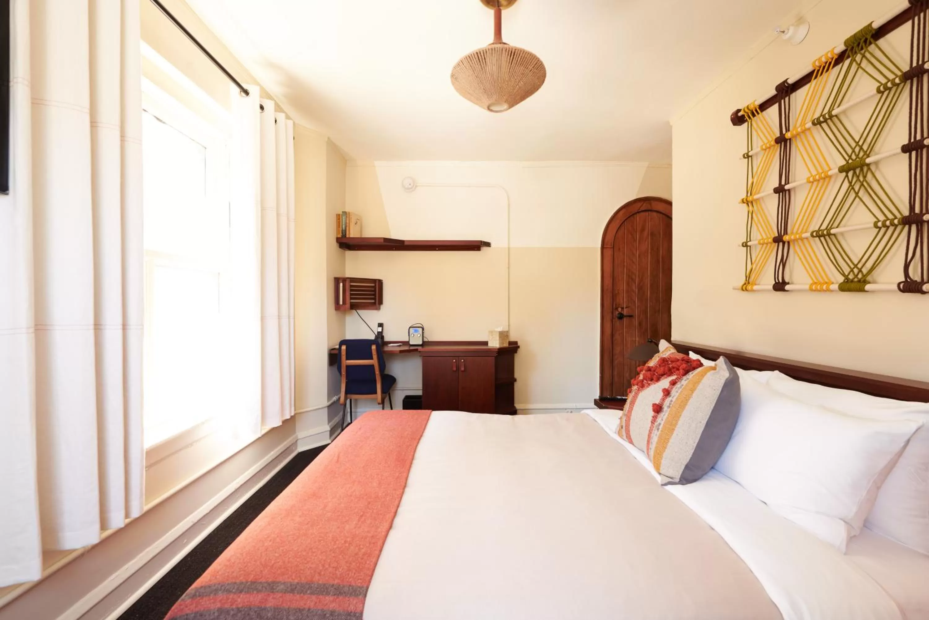 Bedroom, Bed in Freehand Chicago