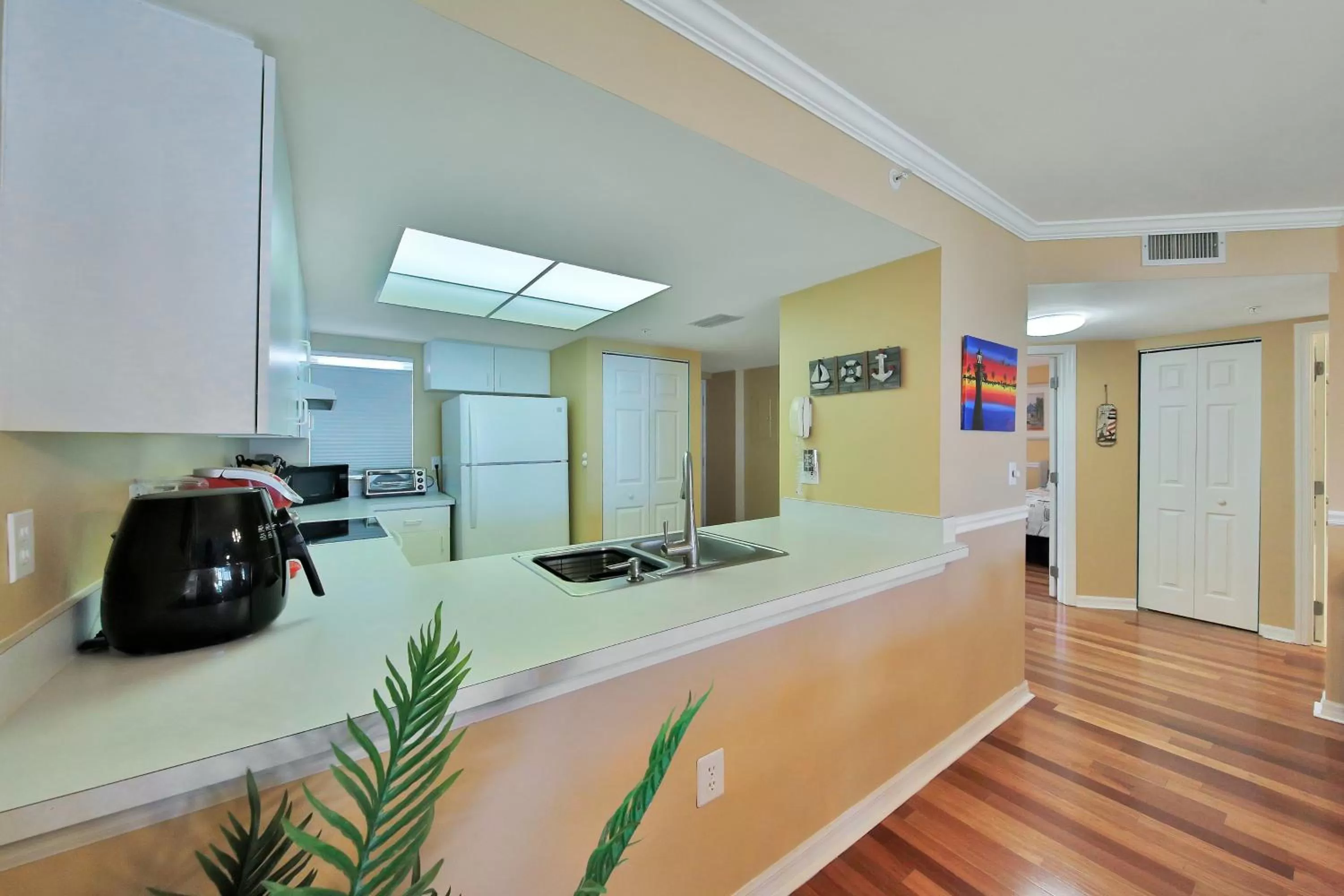 Kitchen/Kitchenette in Ocean Village L15