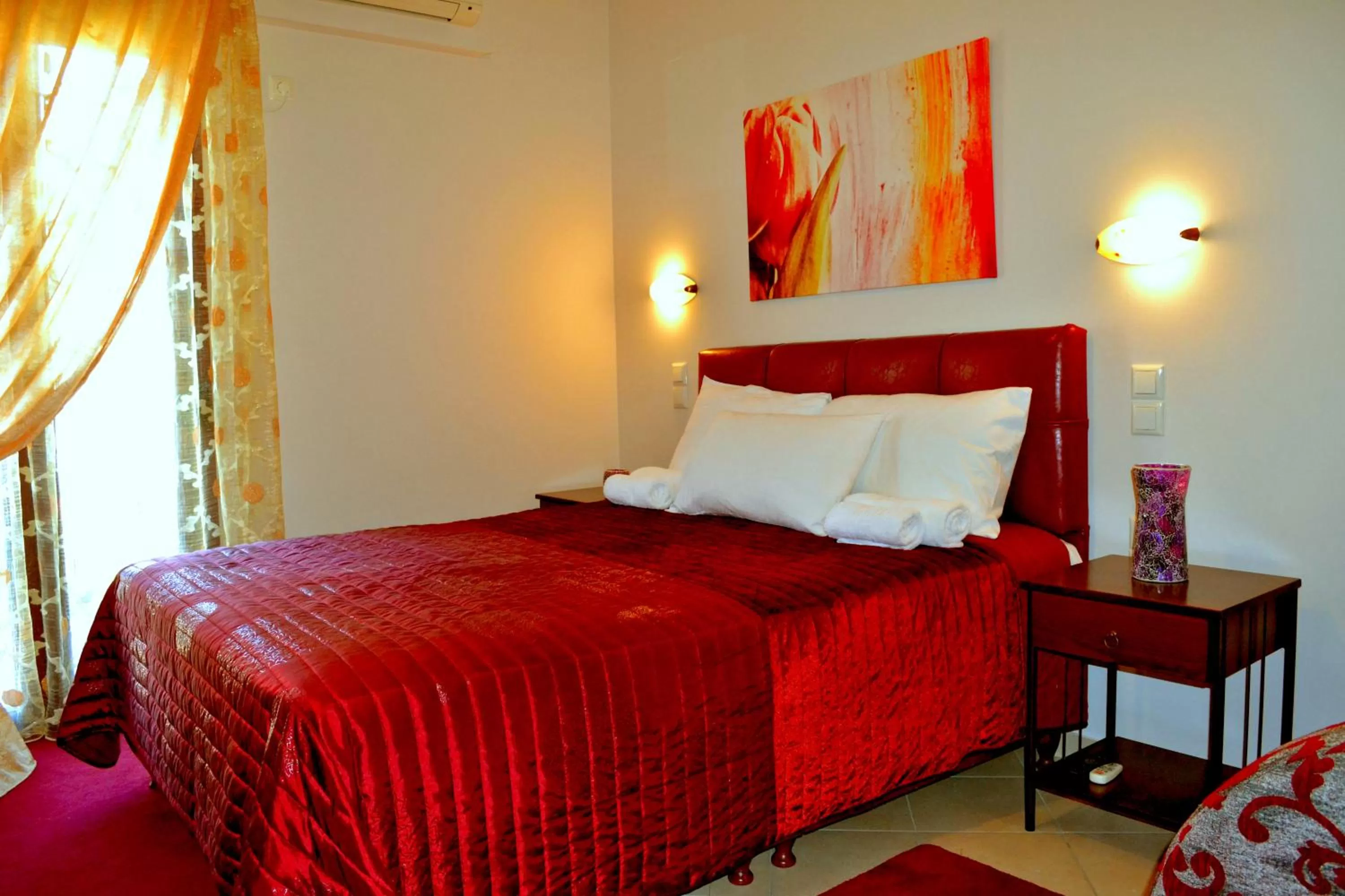 Photo of the whole room, Bed in Anesis