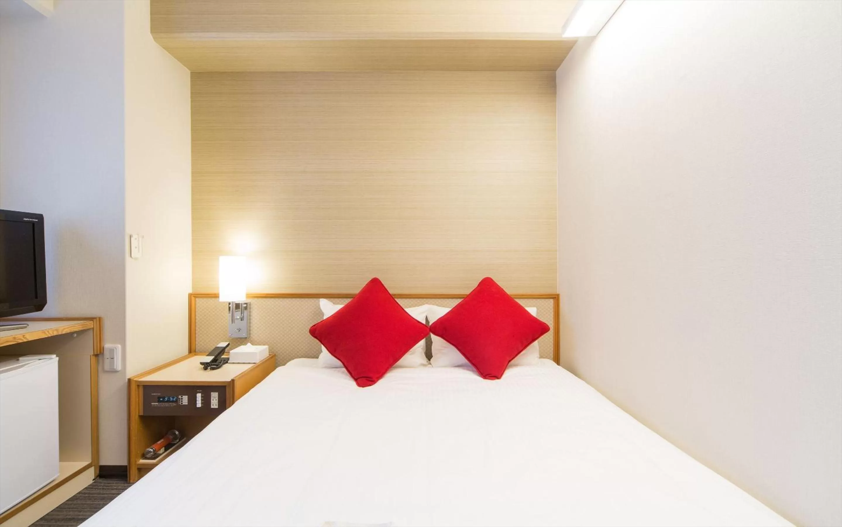 Photo of the whole room in Hotel Sun White