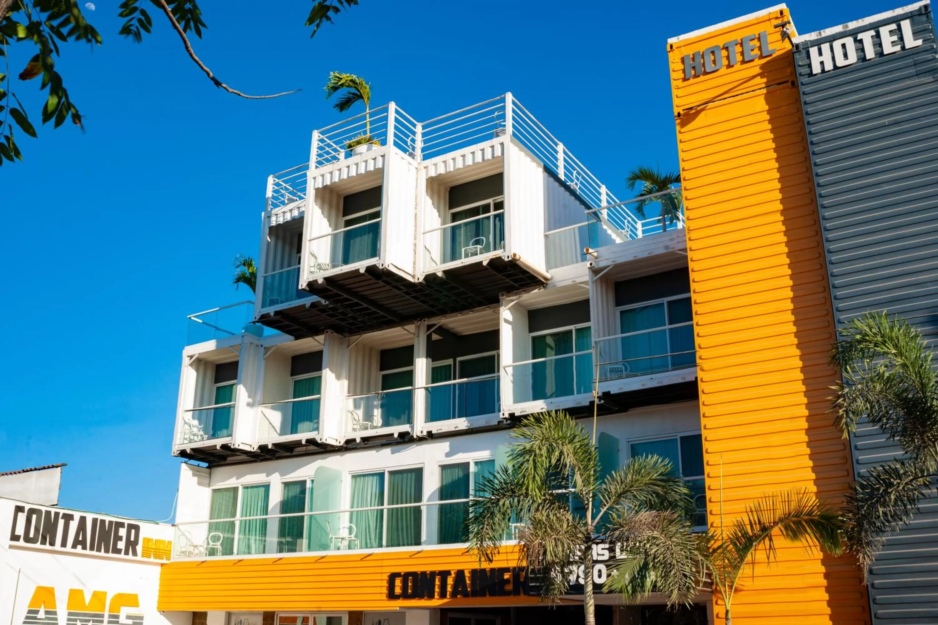 Property building in Container Inn Hotel Aeropuerto