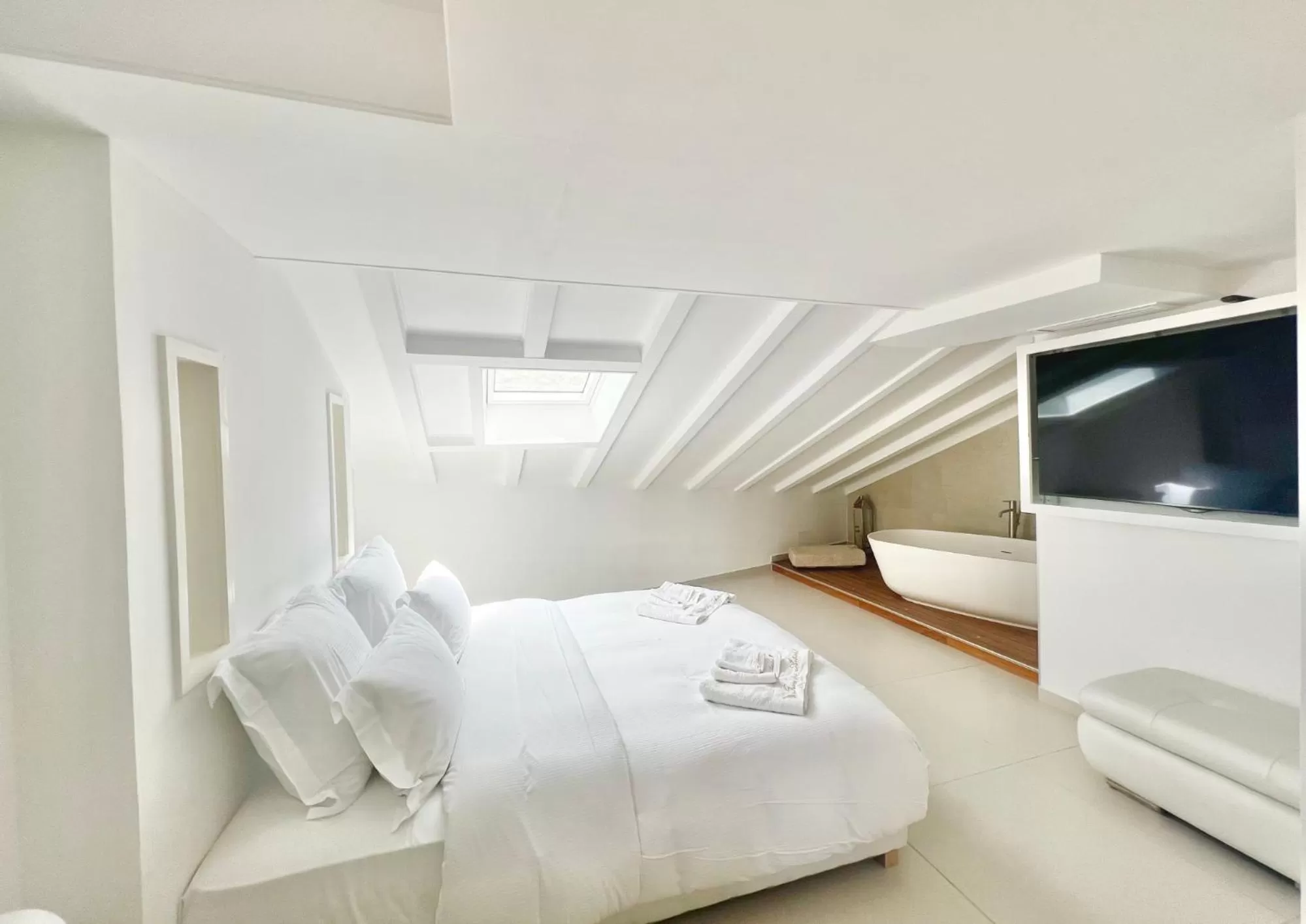 Bedroom, Bed in Traverse Des Artistes