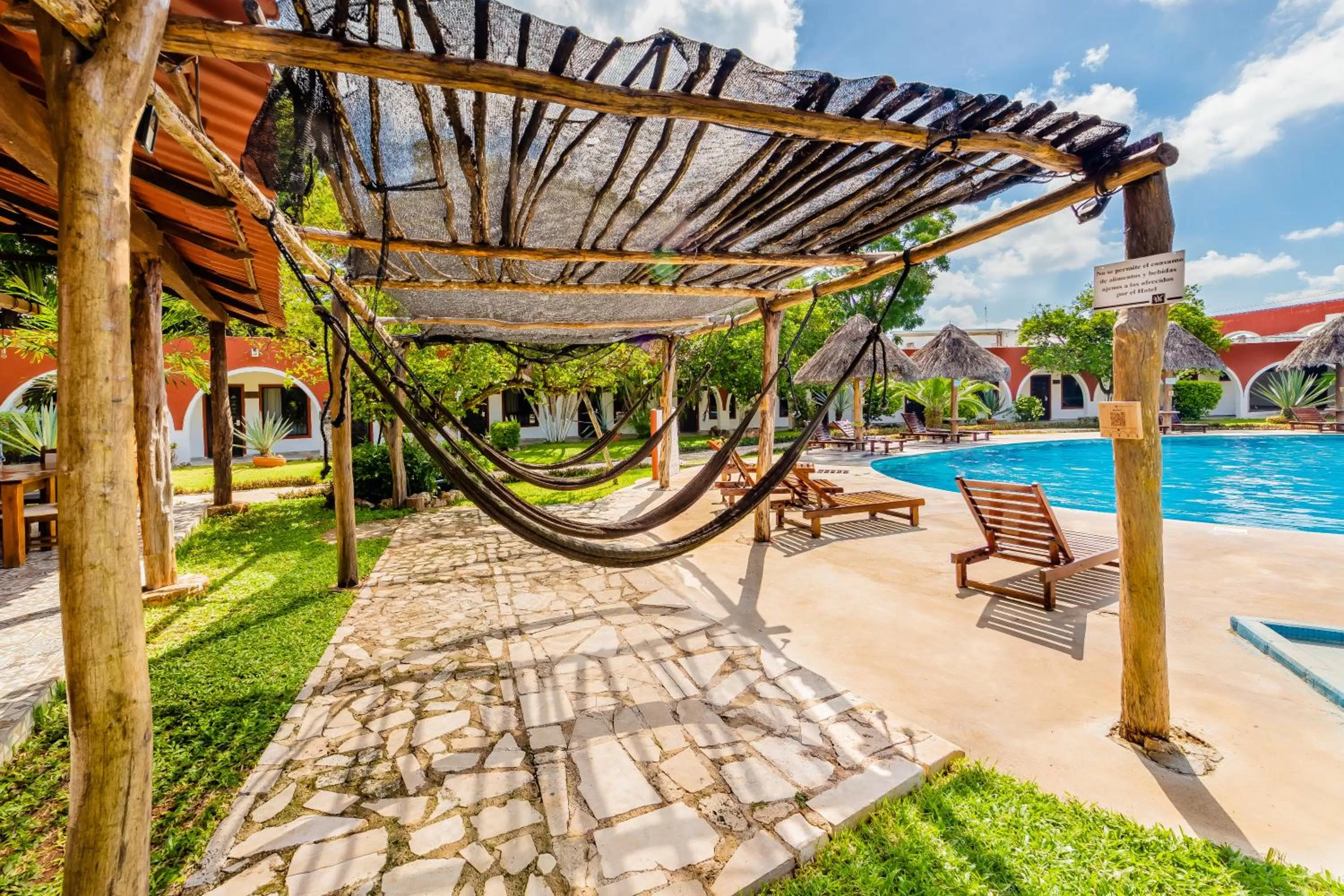 Swimming pool in Hacienda Inn Aeropuerto