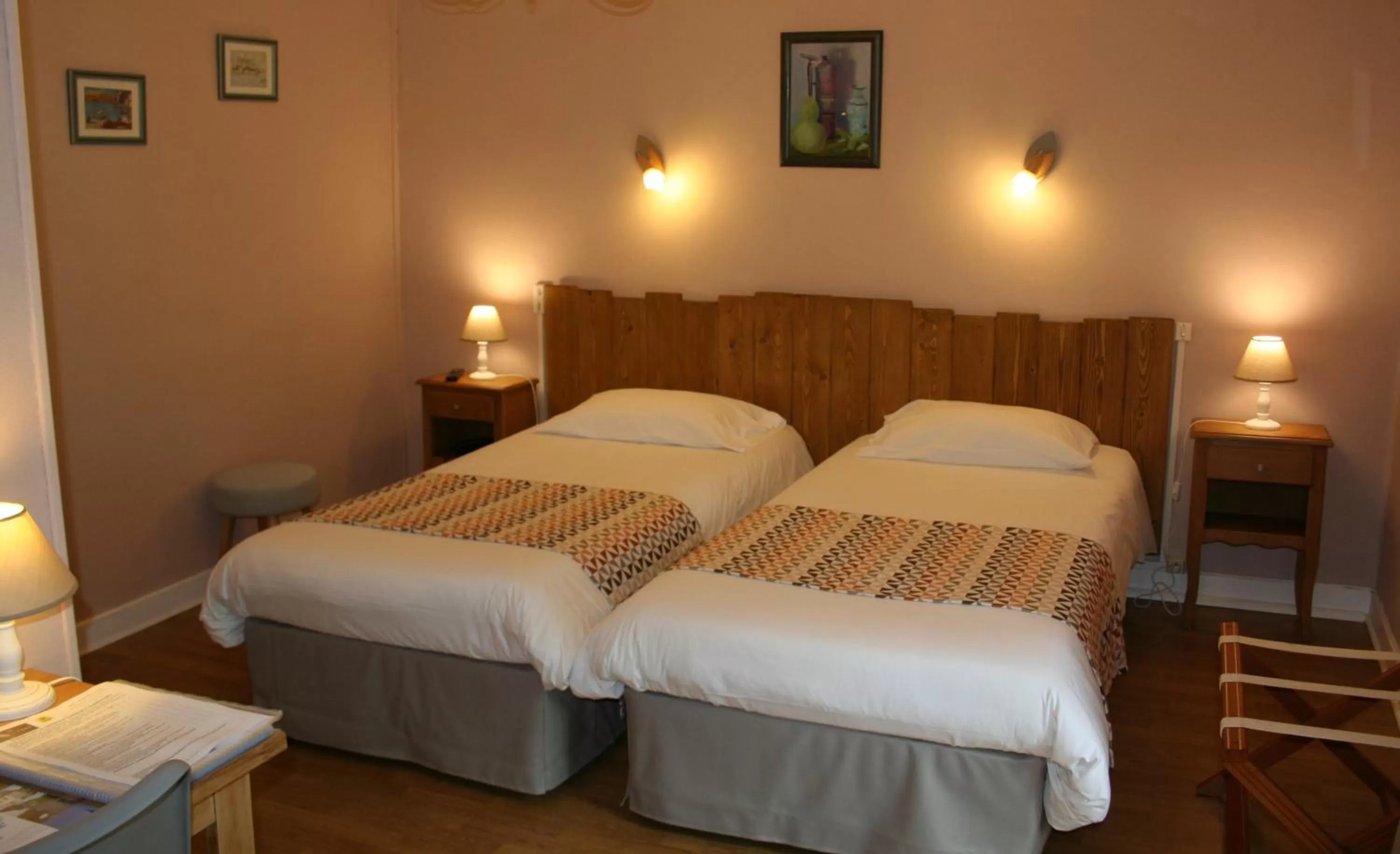 Bed in Logis Hôtel Le Cygne