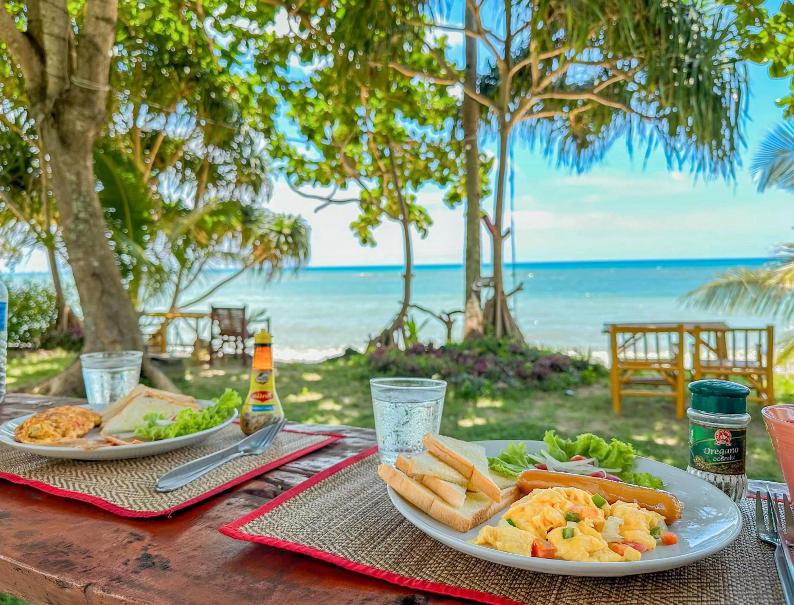 Food and drinks in Lanta A&J Klong khong Beach