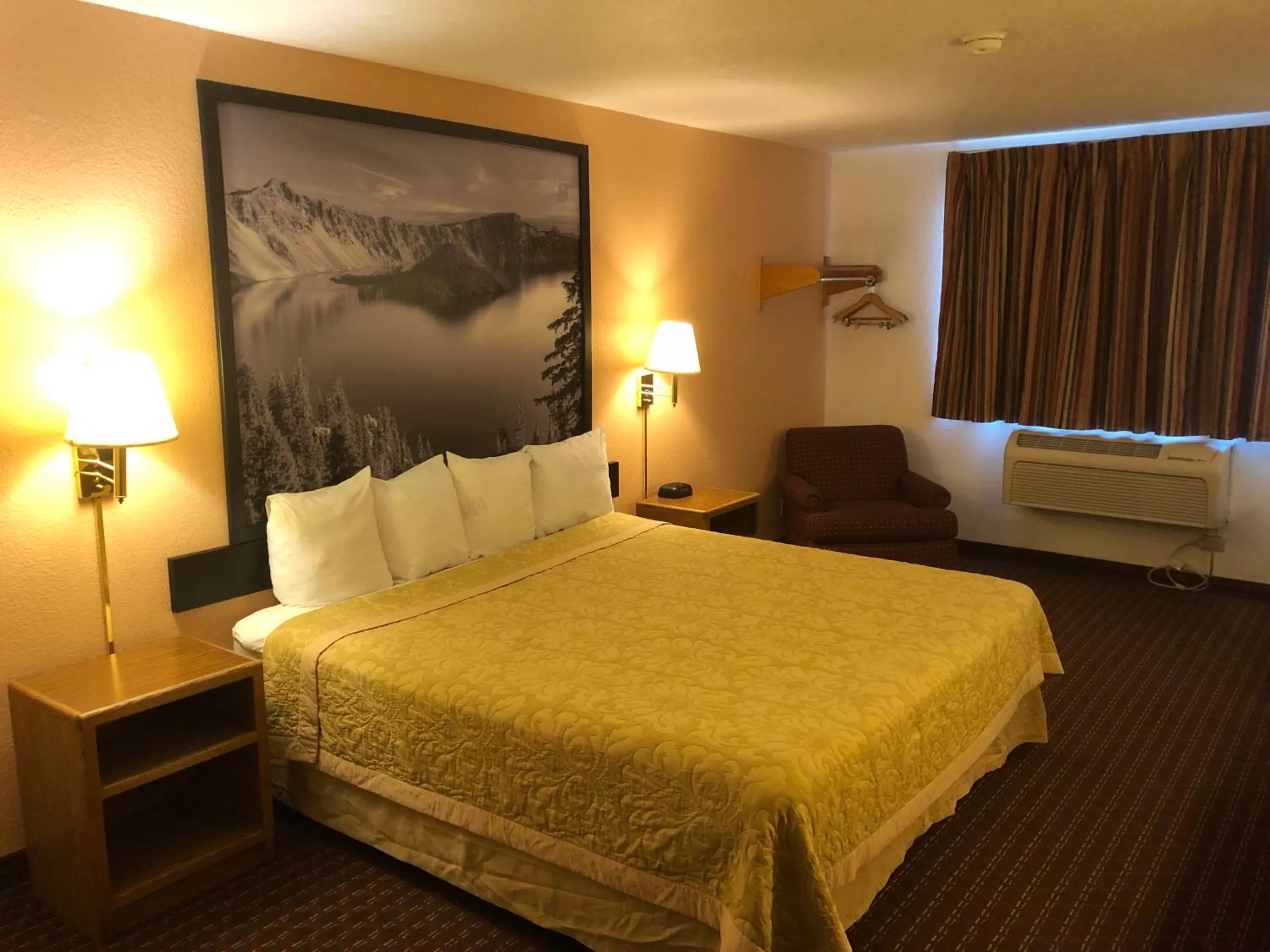 Bedroom, Bed in Super 8 by Wyndham The Dalles OR