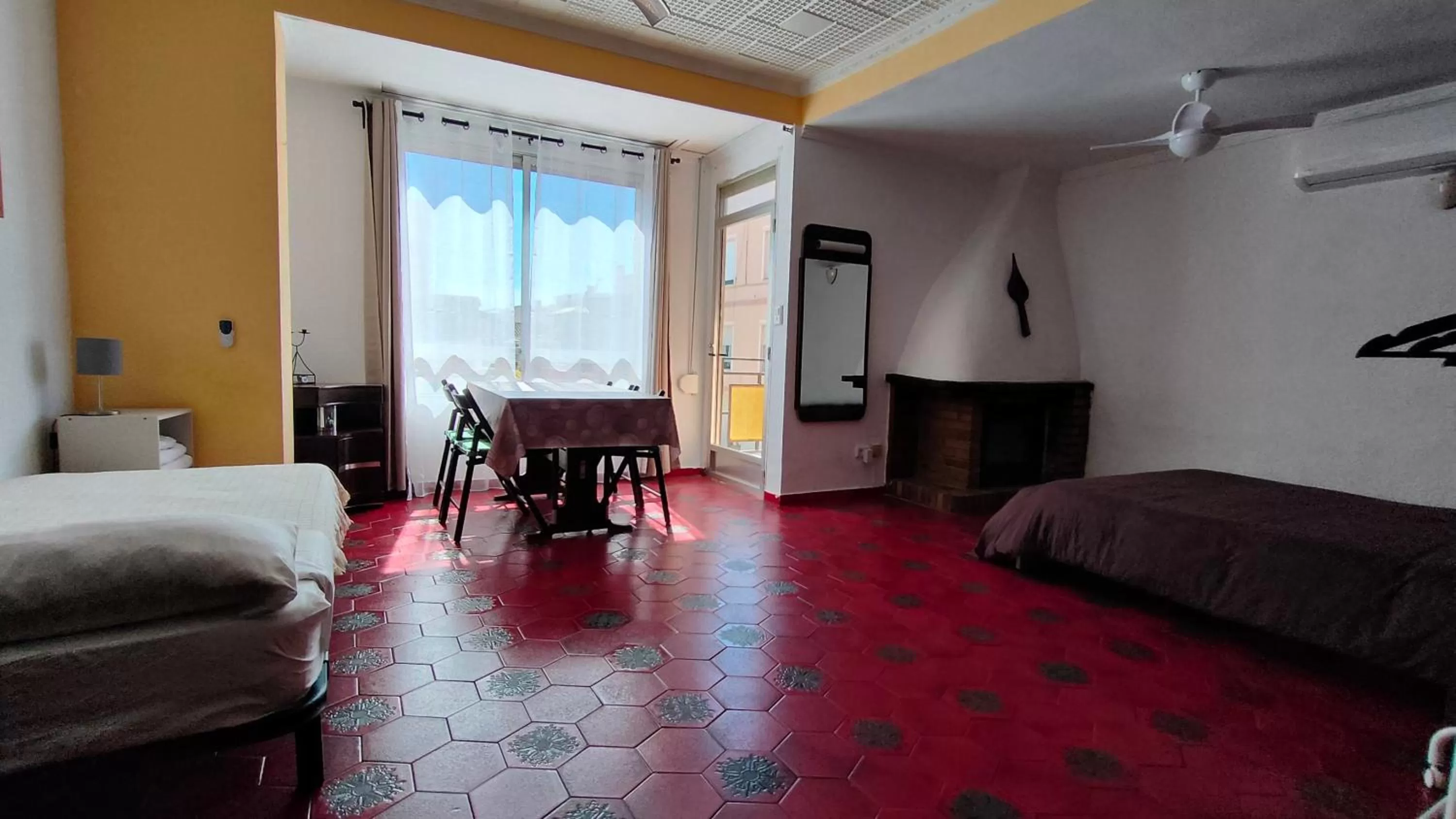 Photo of the whole room, Bed in Pensión Benavente AP-7 3min coche Playa 5 min Self check-in 24h